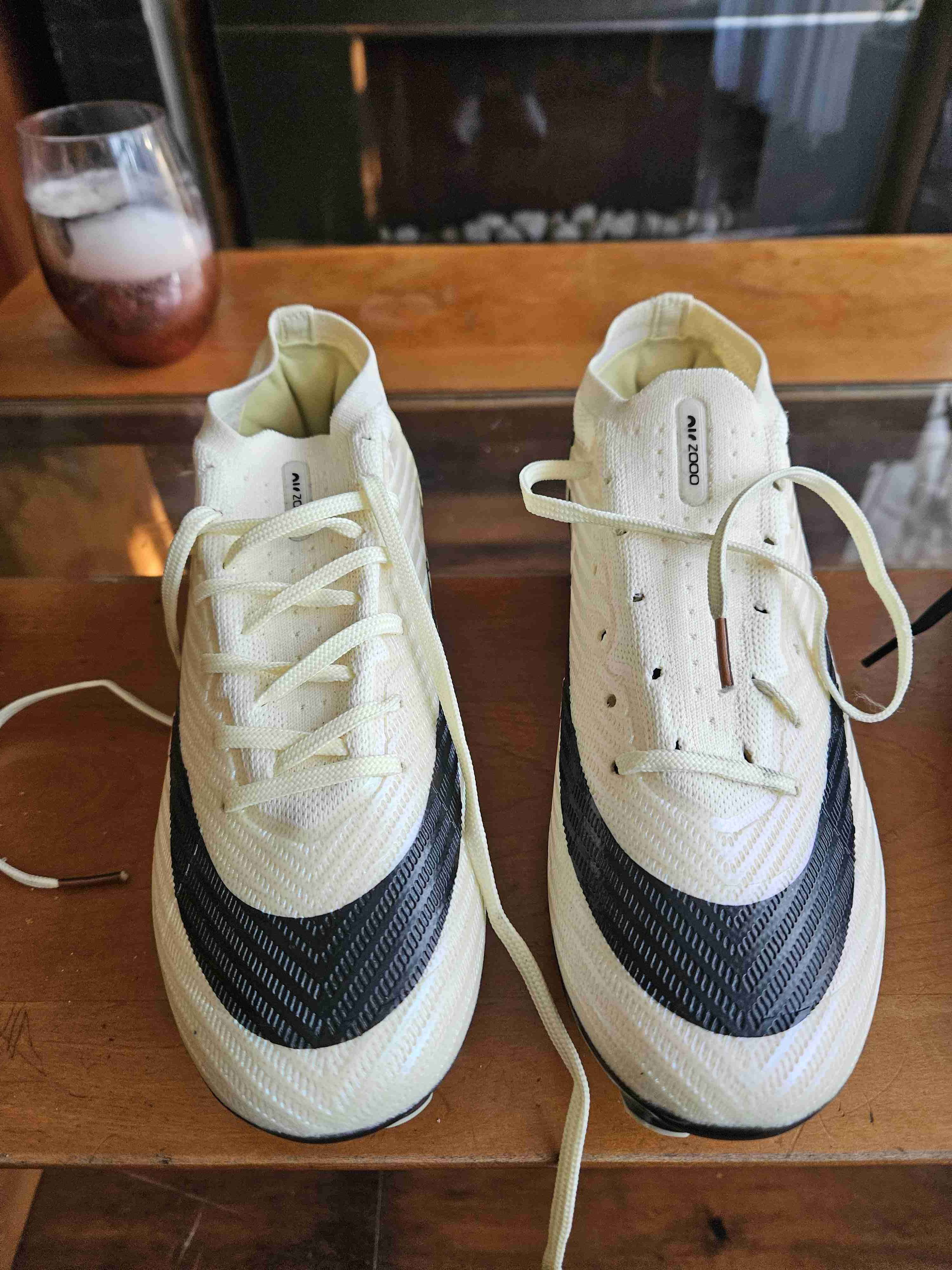 Zapatillas deportivas blancas y negras