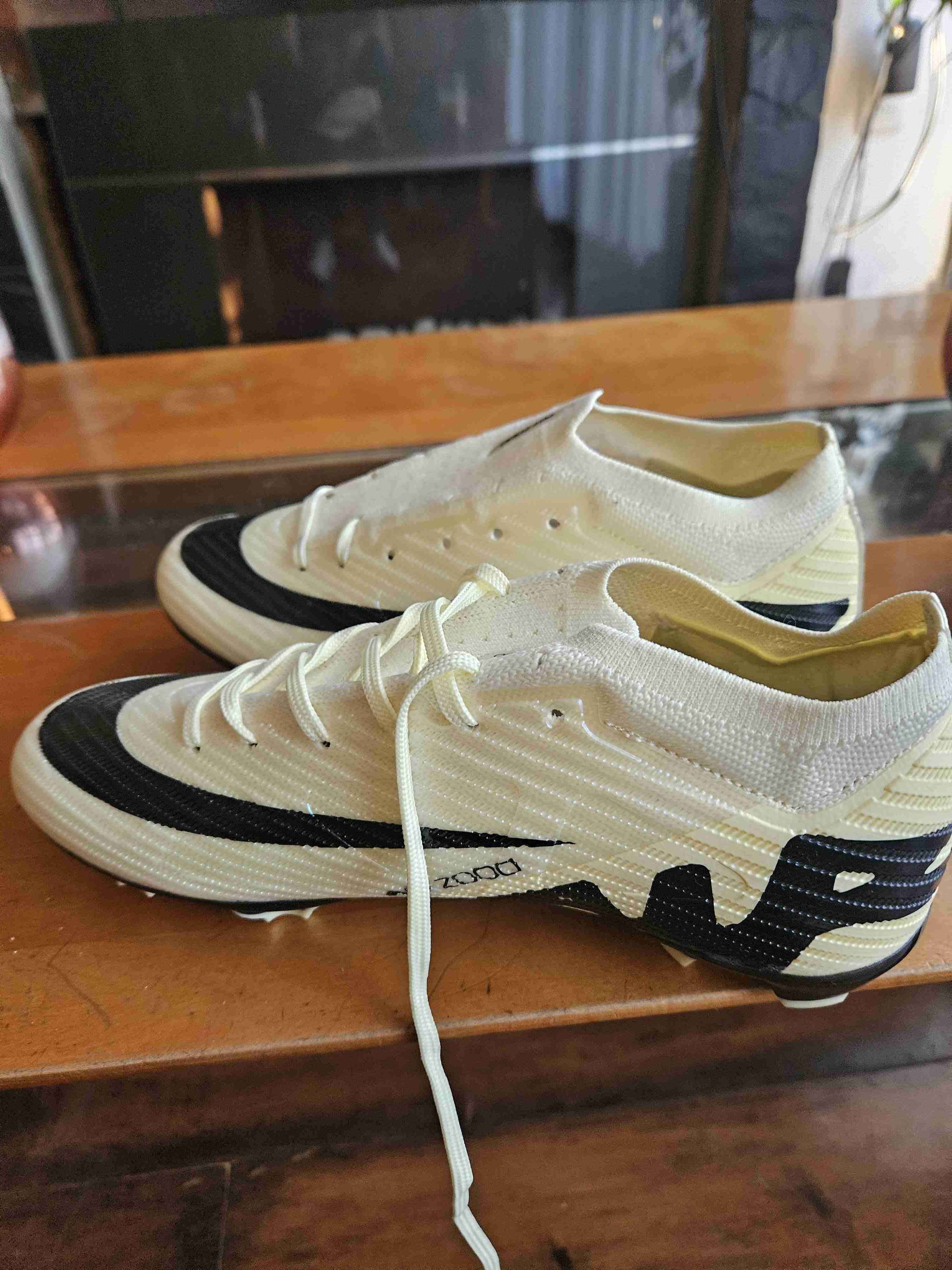 Zapatillas deportivas blancas y negras - miniatura 2