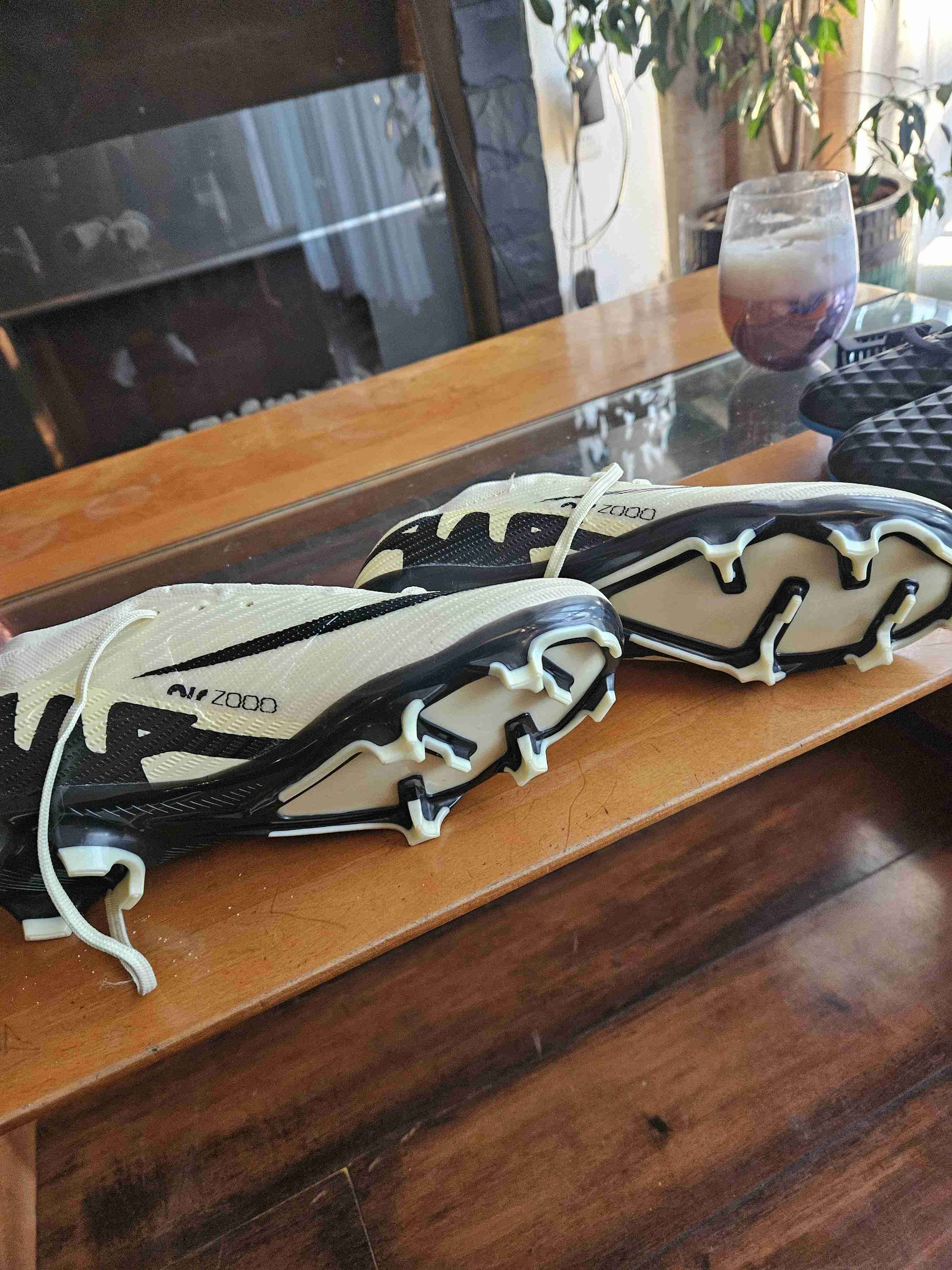 Zapatillas deportivas blancas y negras - miniatura 4