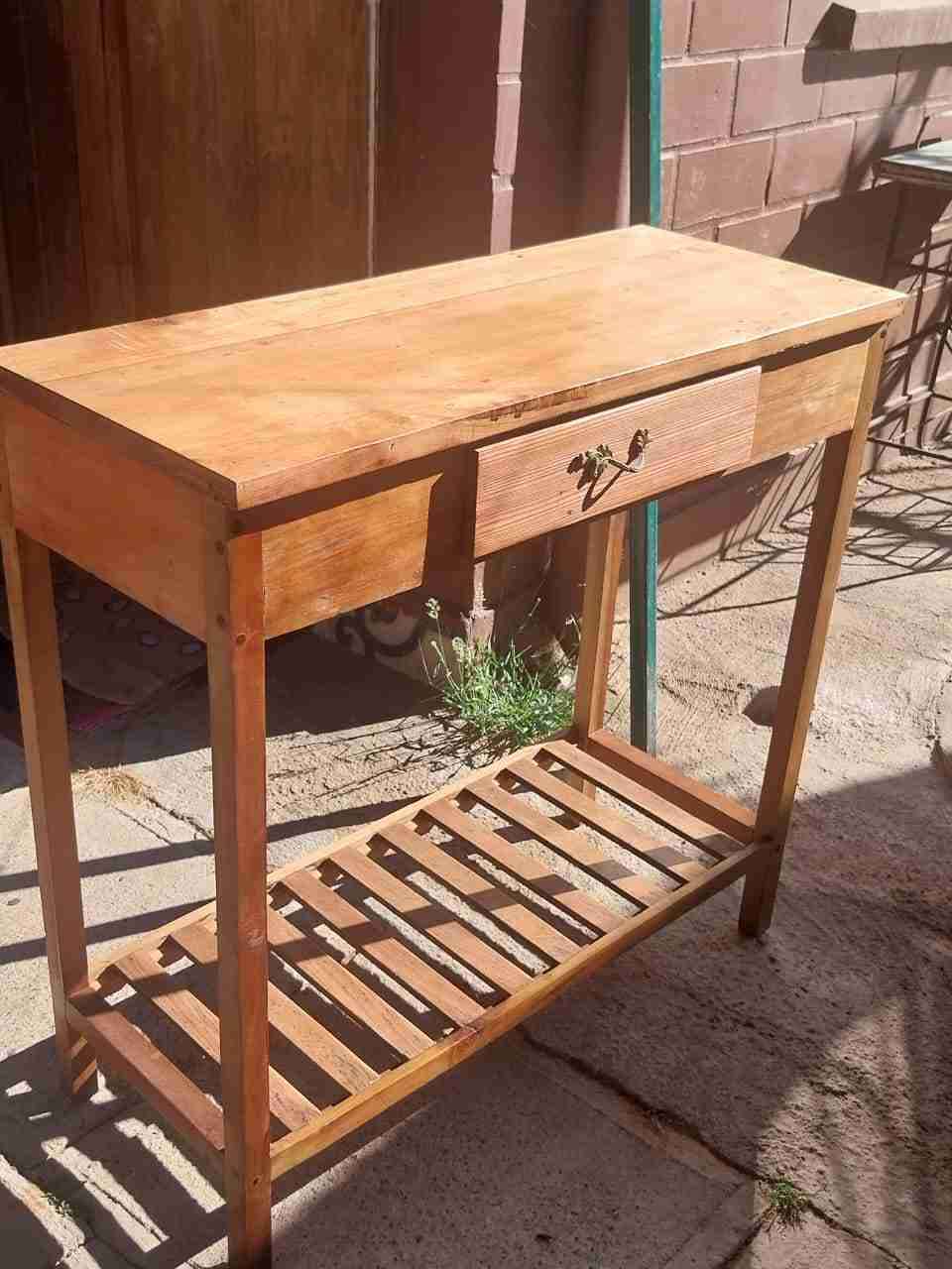 Mesa de madera con caballo decorativo - miniatura 2