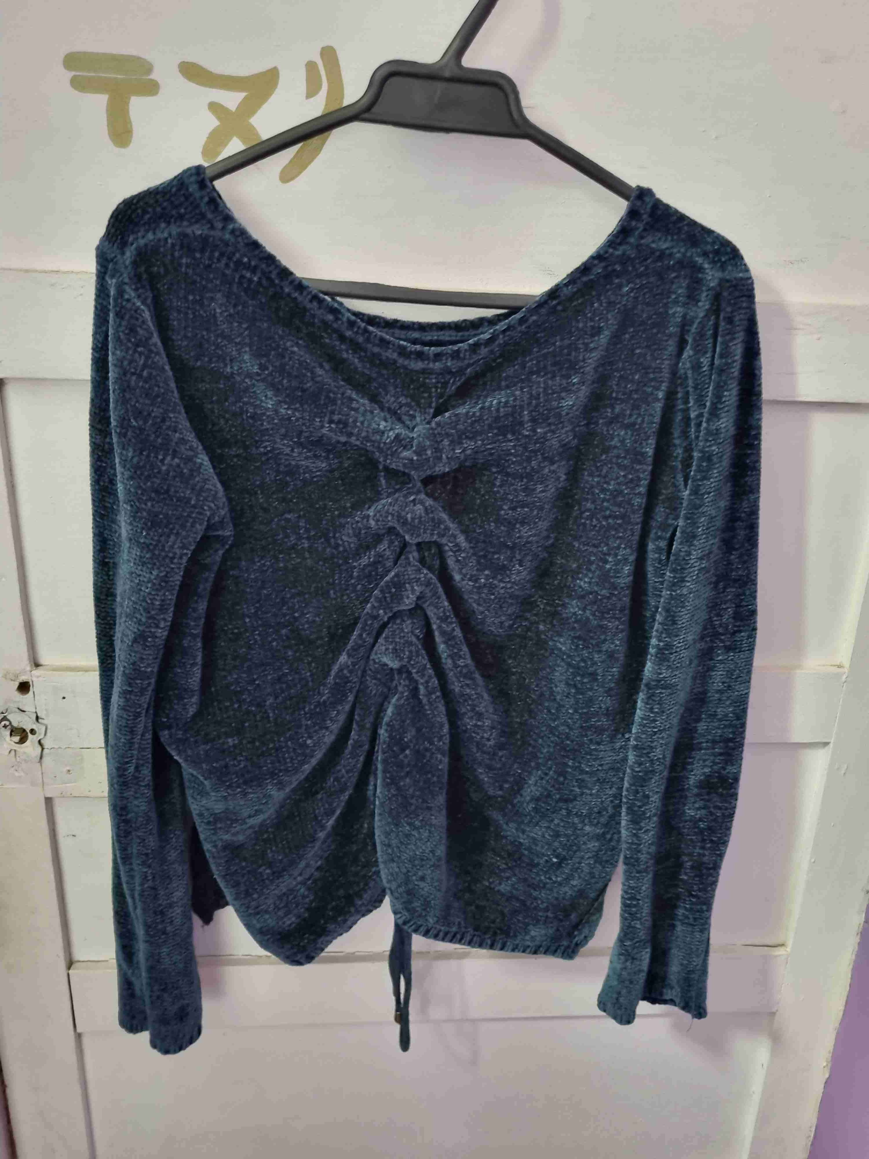 Jersey azul con diseño cruzado