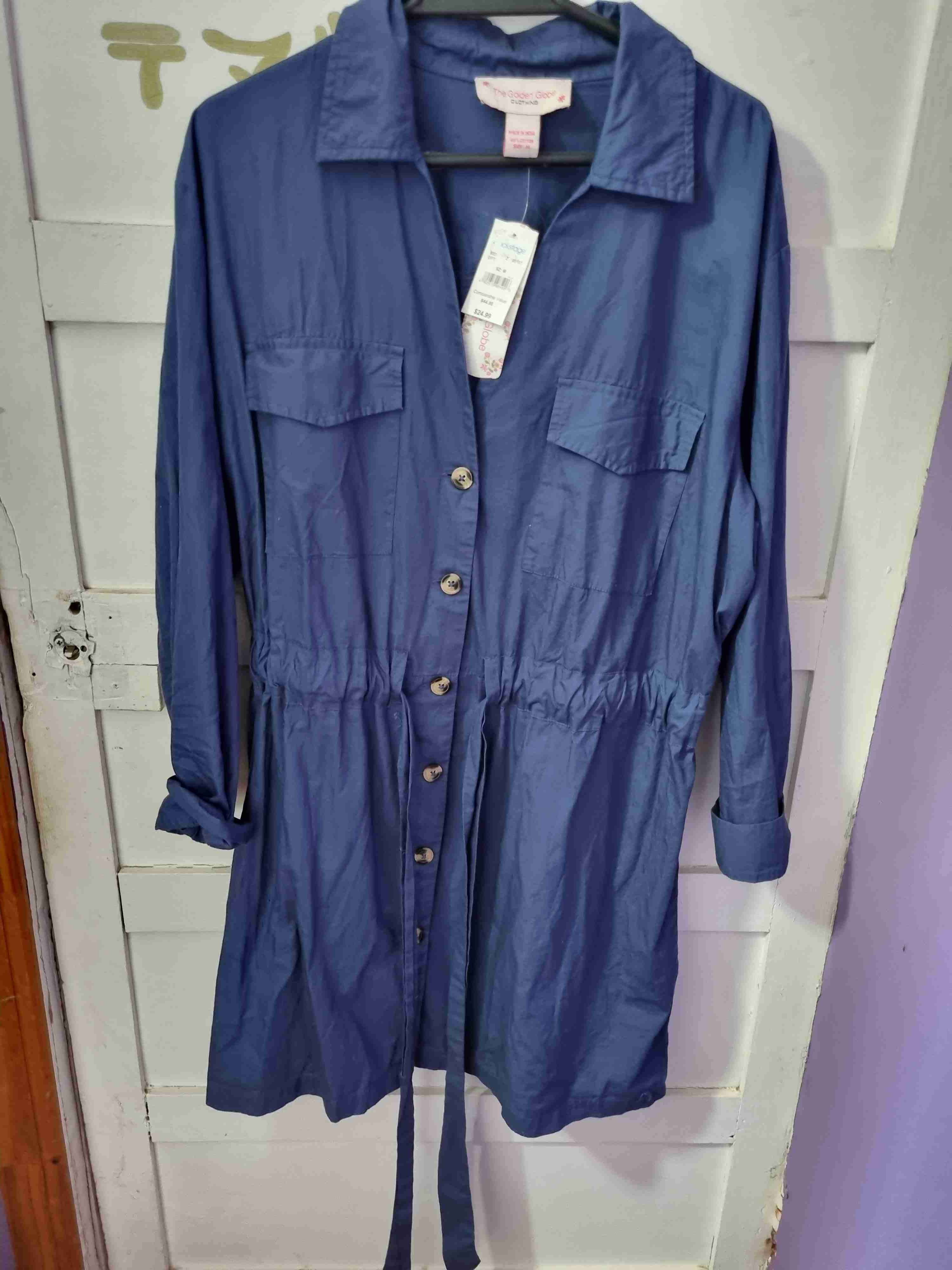 Vestido azul con cinturón