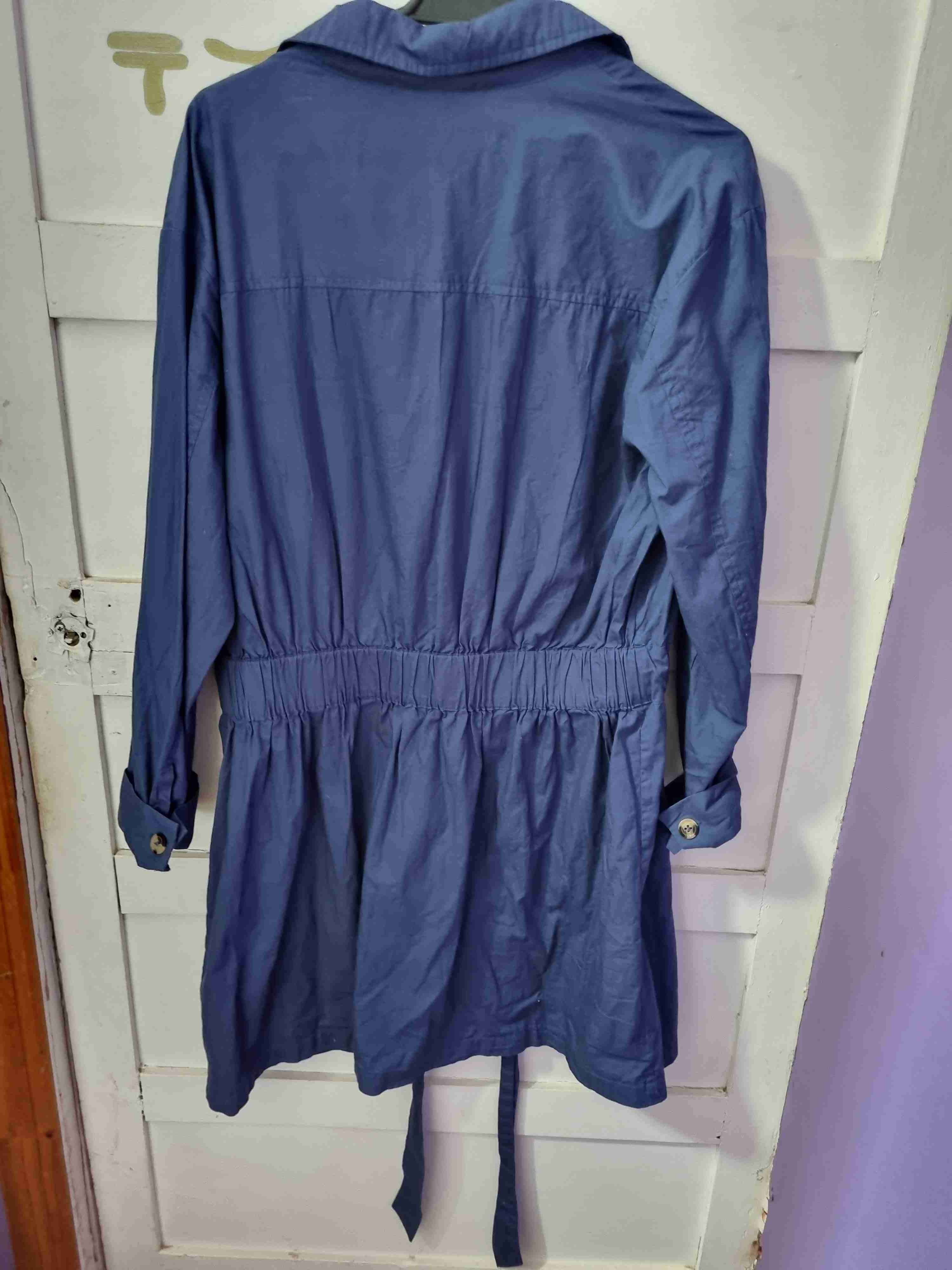 Vestido azul con cinturón - miniatura 2