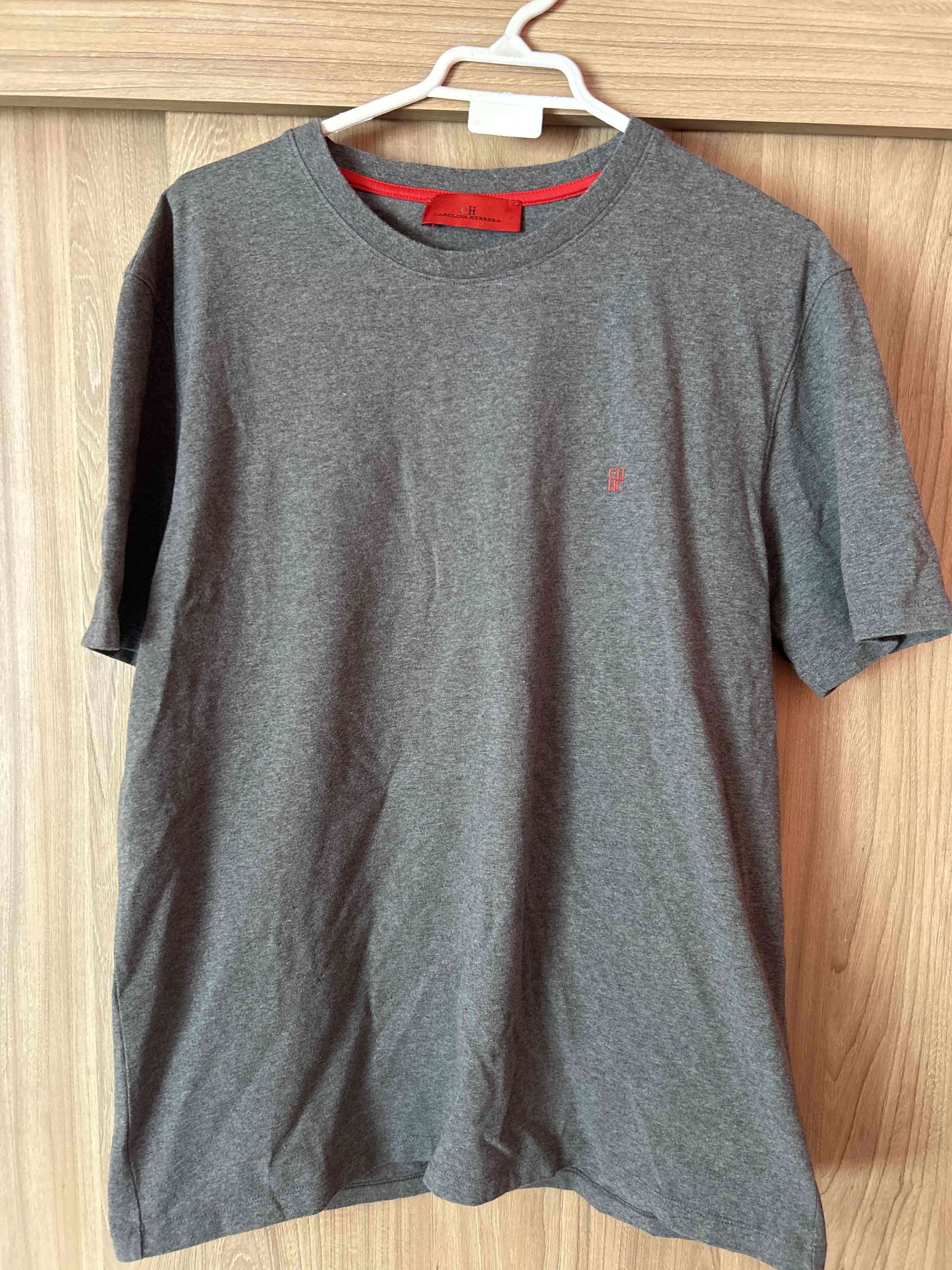 Polera gris talla M Carolina Herrera