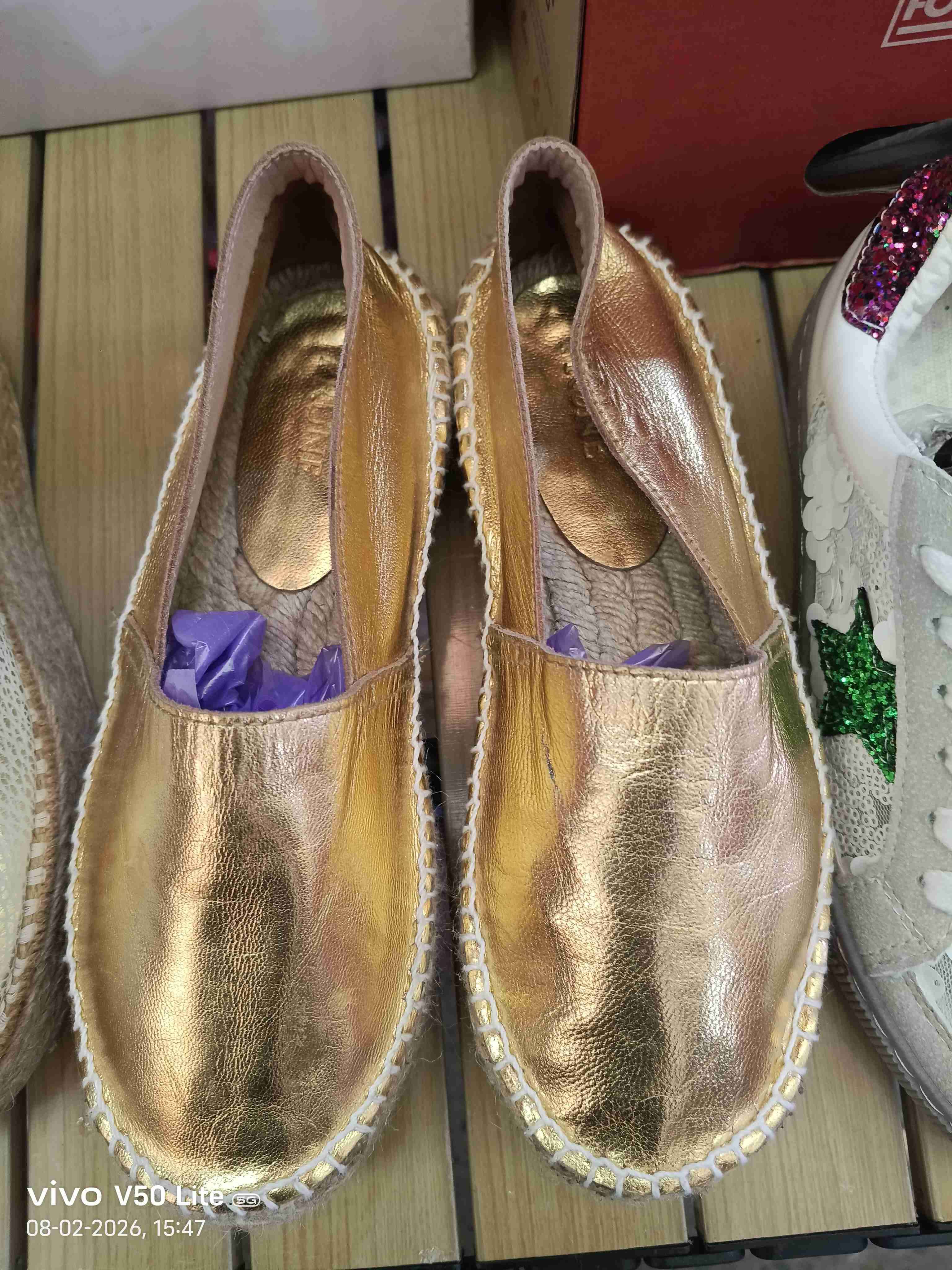 Alpargatas doradas de cuero