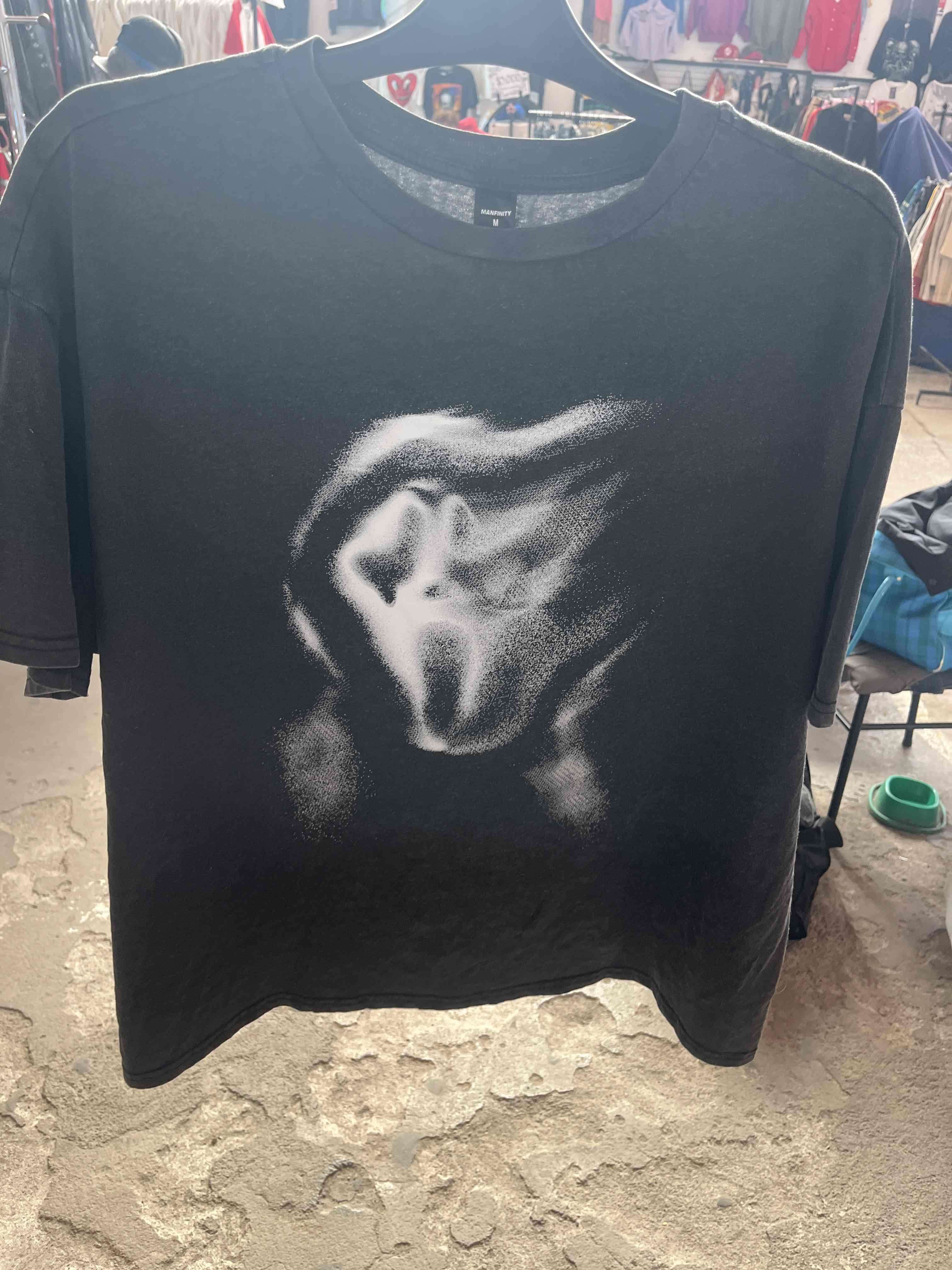 Polera negra con estampado artístico