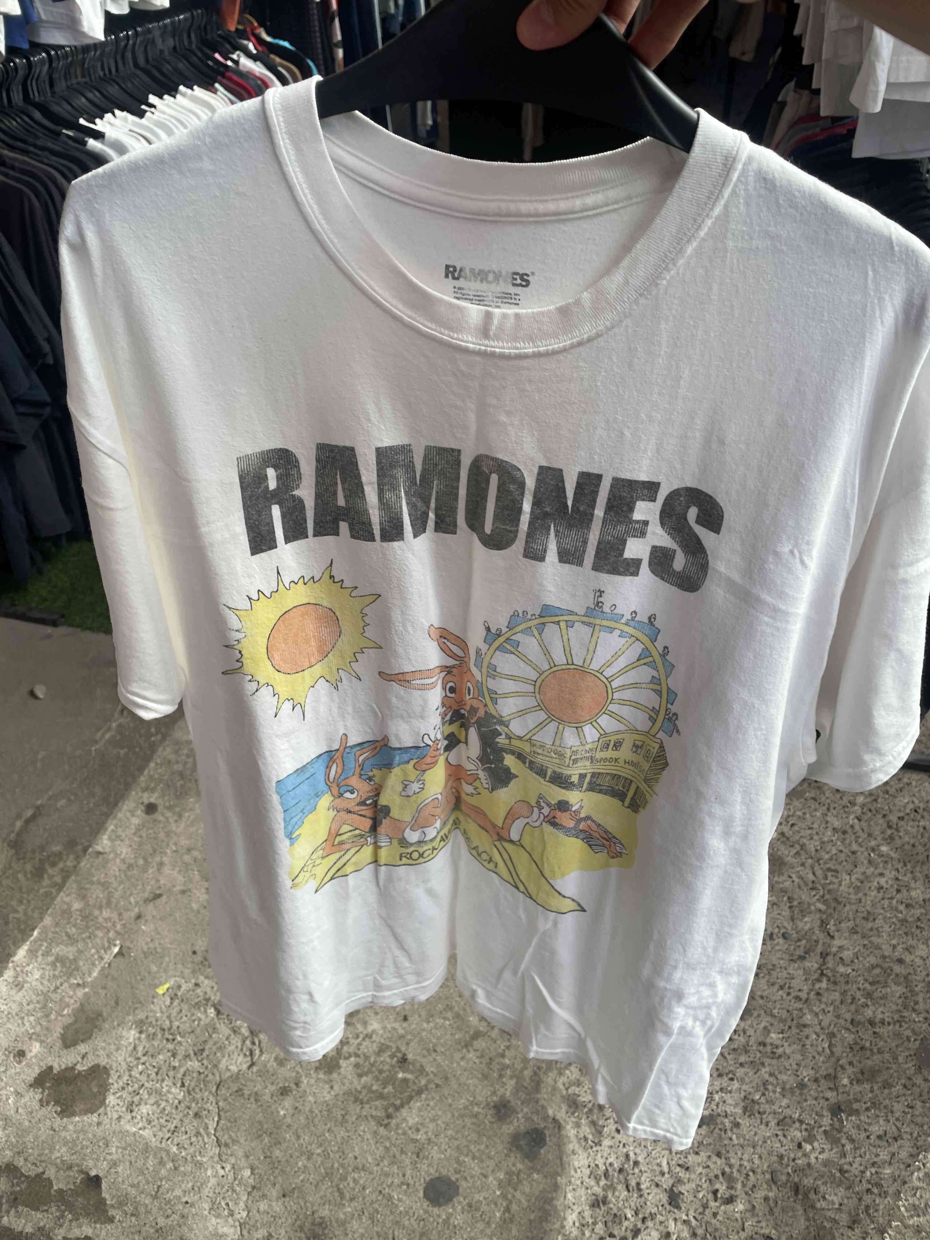 Polera blanca Ramones con gráfico