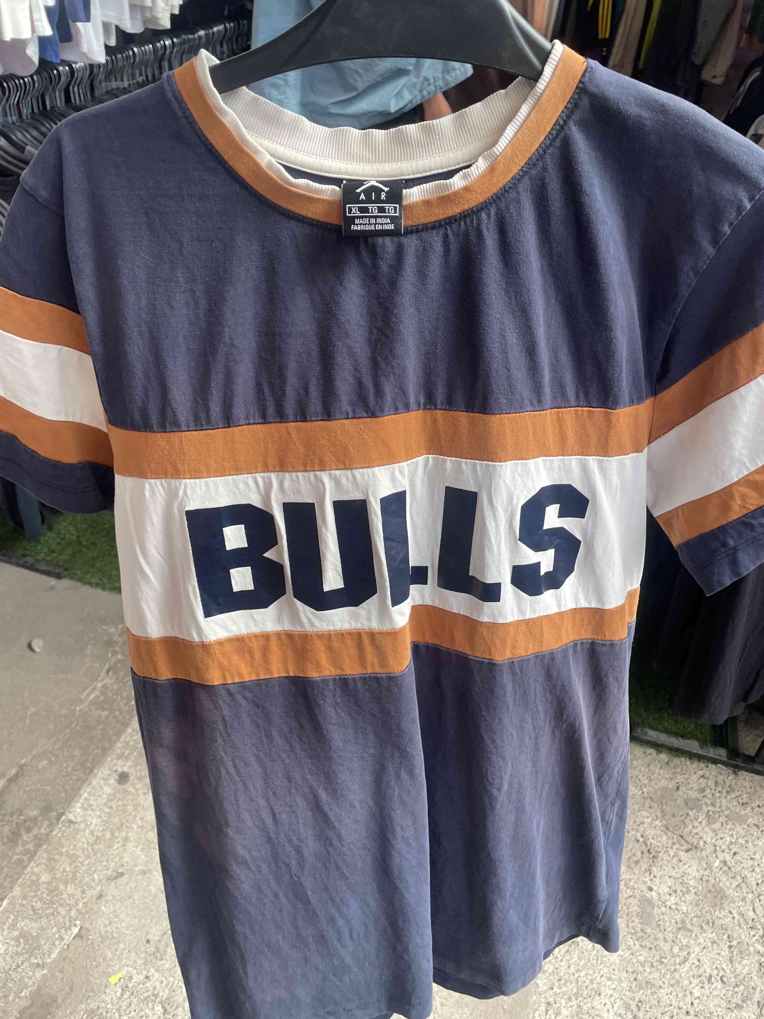 Polera azul con logo Bulls