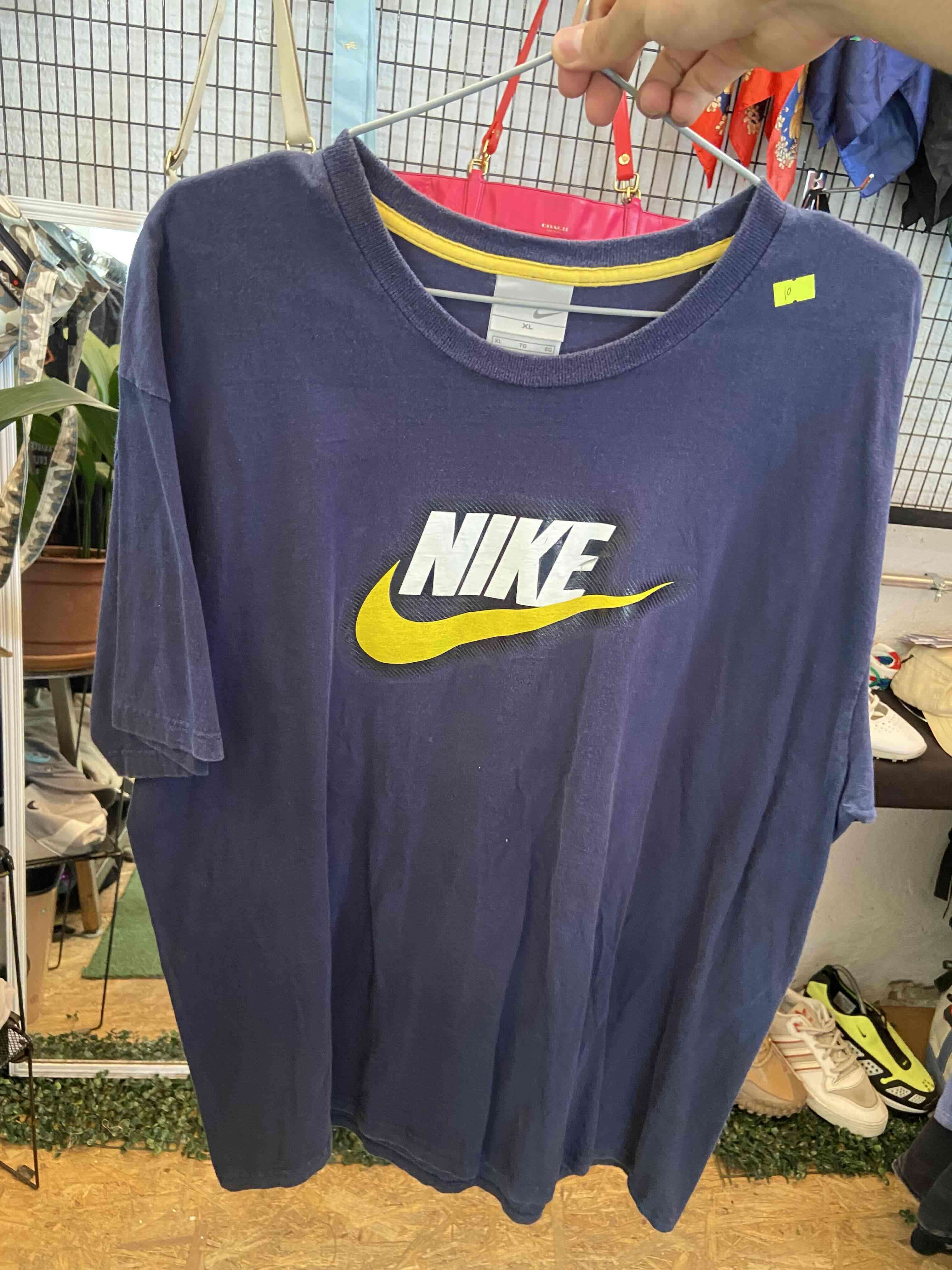 Polera Nike azul con logo amarillo