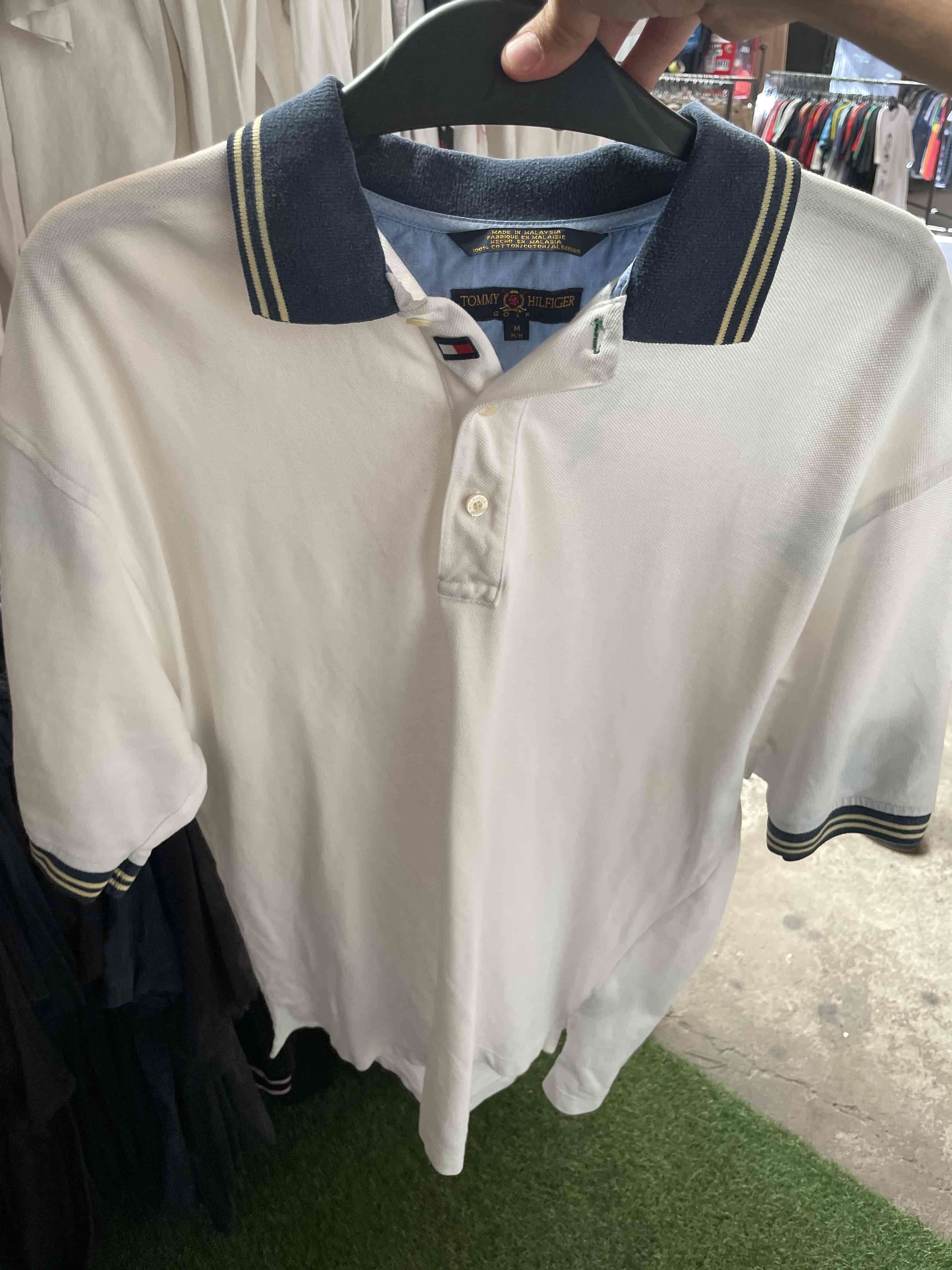 Polo blanco con detalles azul marino