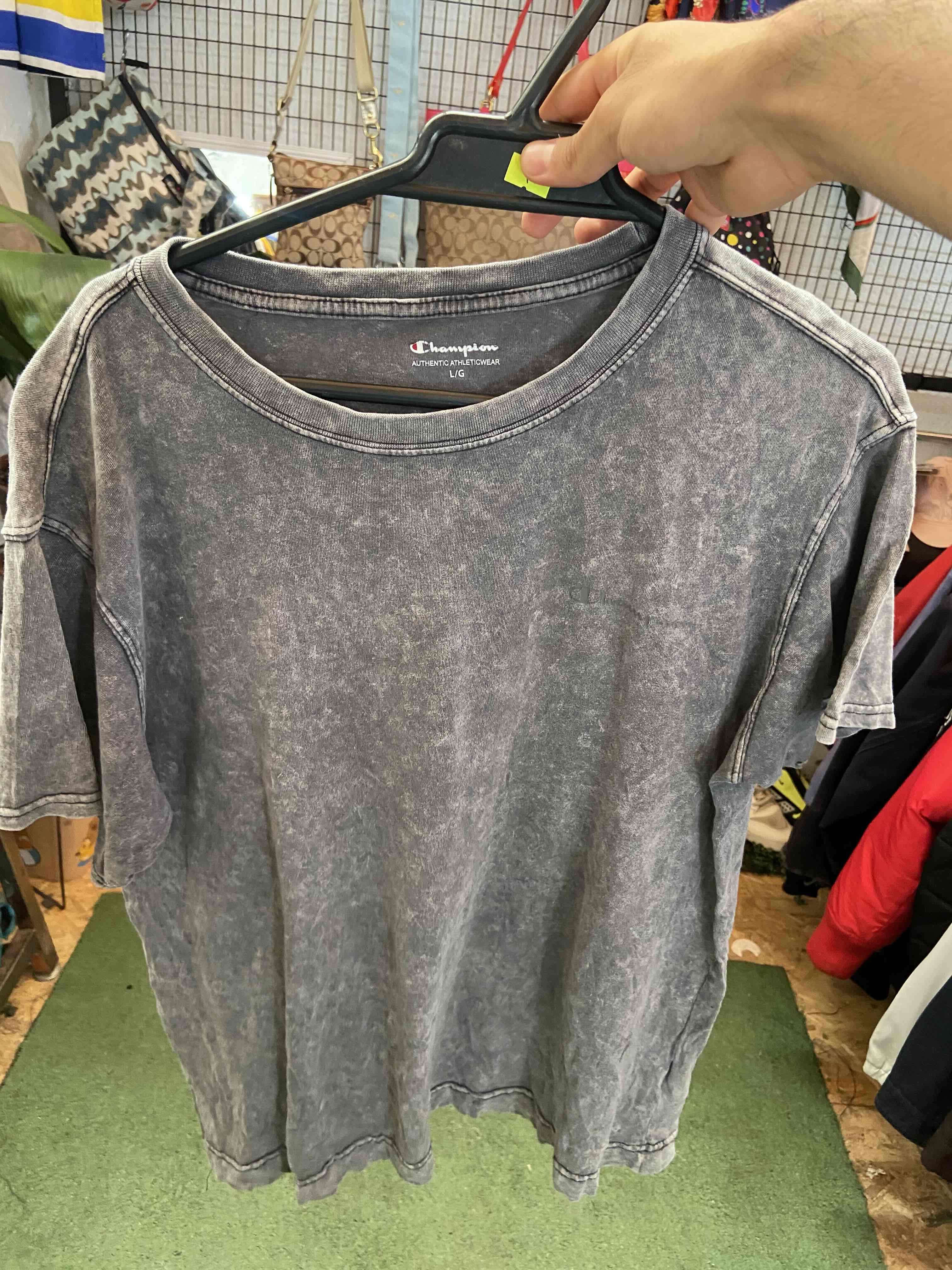 Polera Champion gris estilo desgastada L