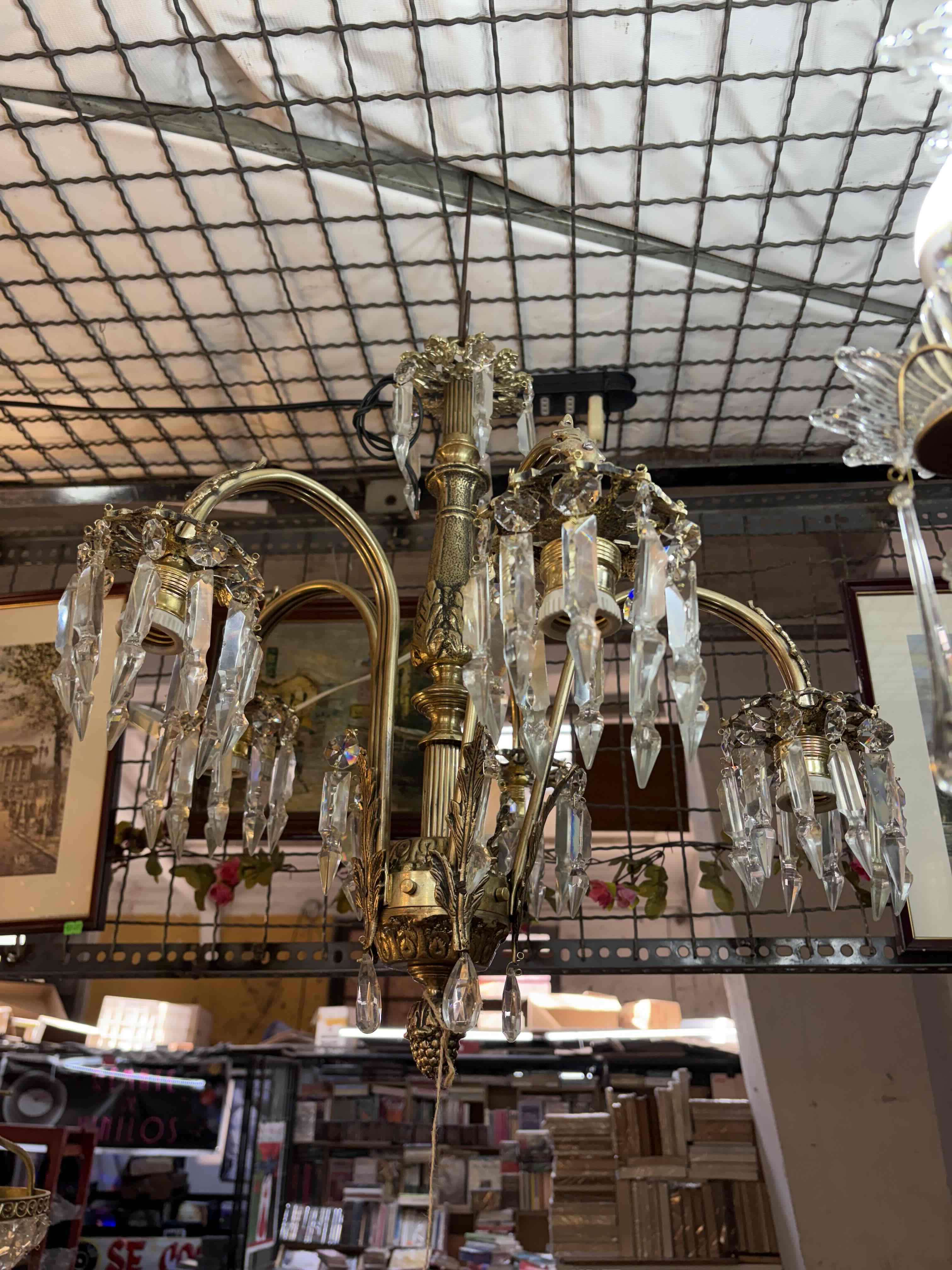 Lámpara de araña de bronce y cristal