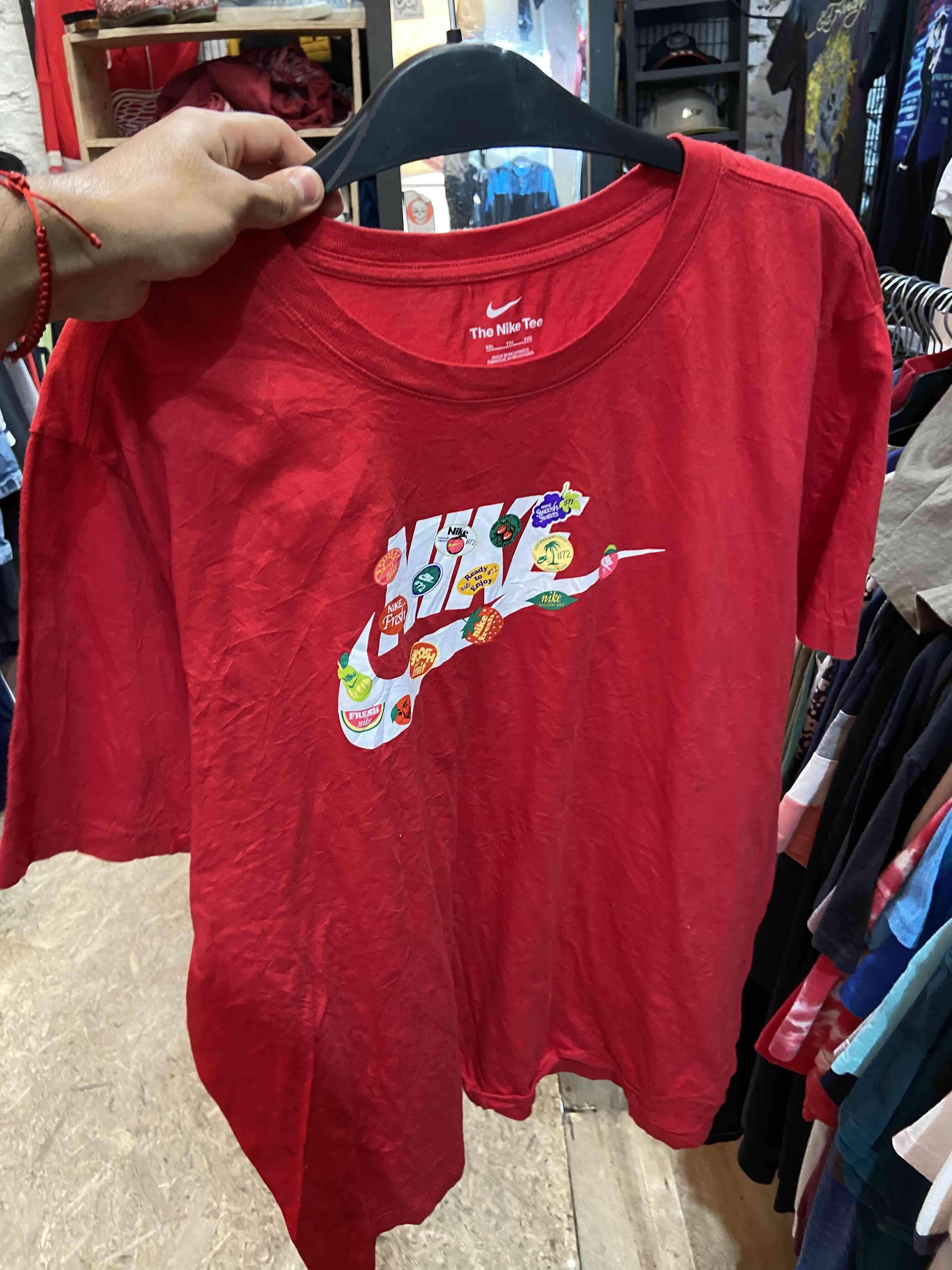 Polera roja Nike estampada