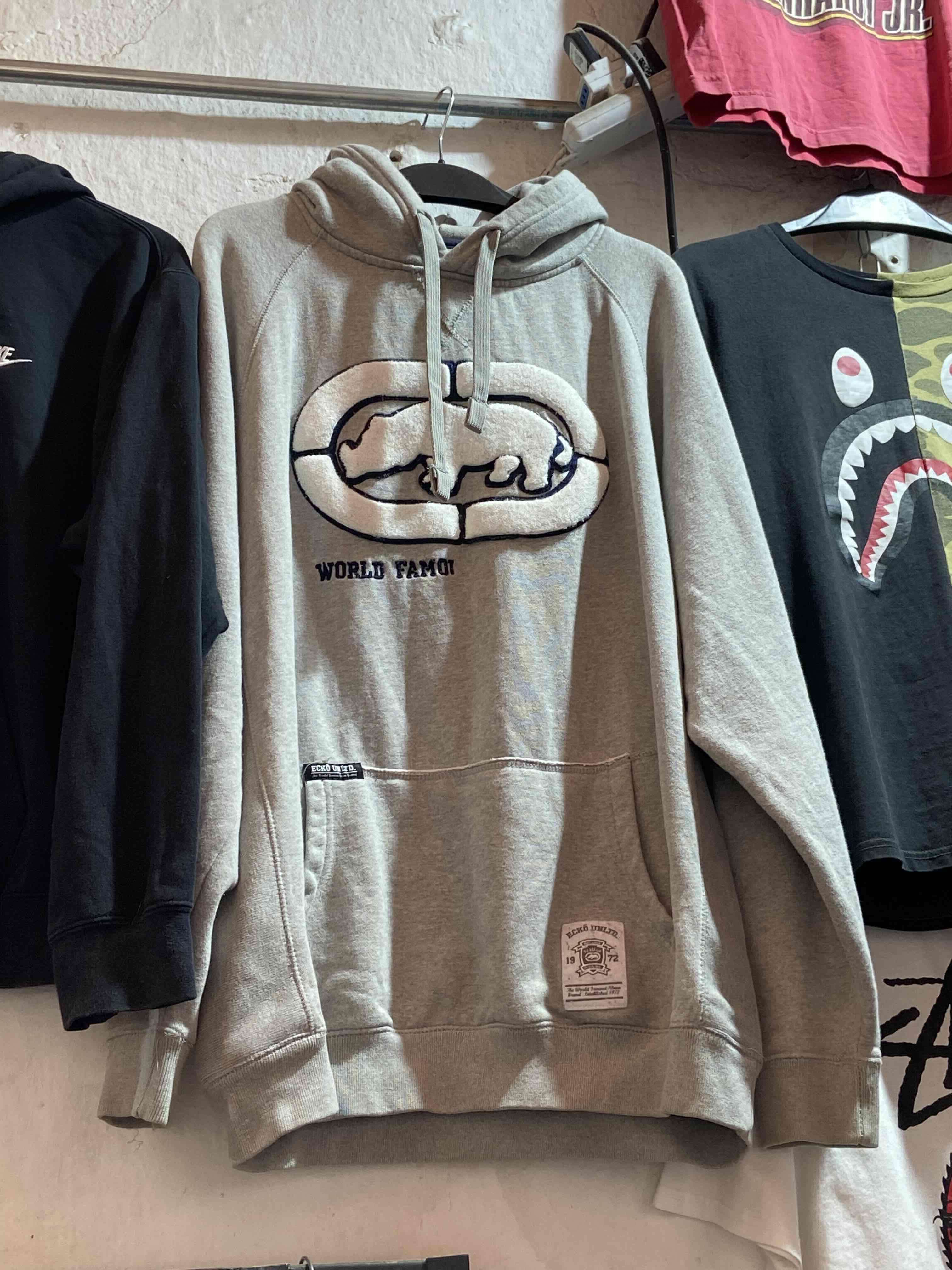 Polerón gris con capucha ECKO