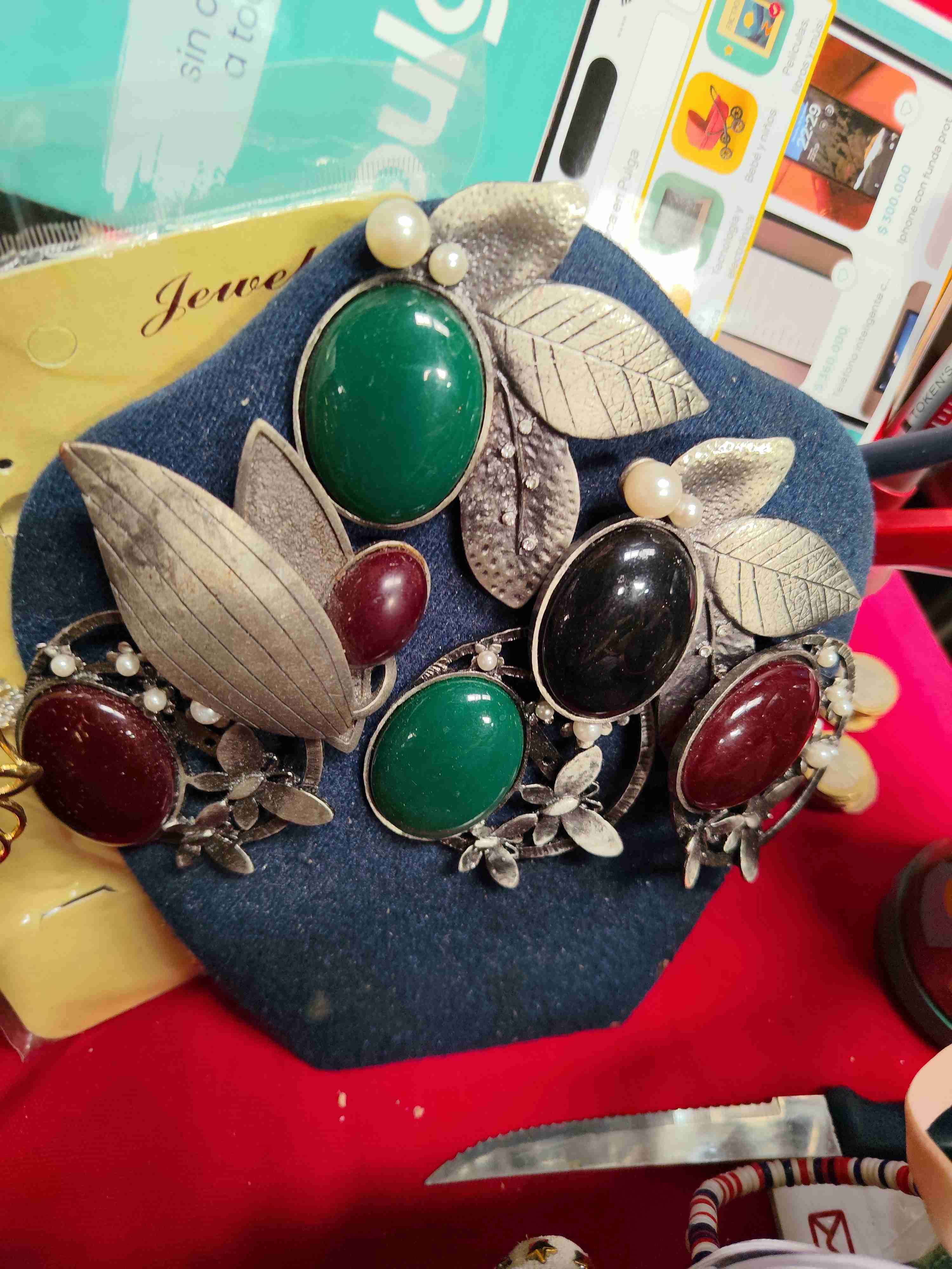 Broche vintage con piedras y hojas