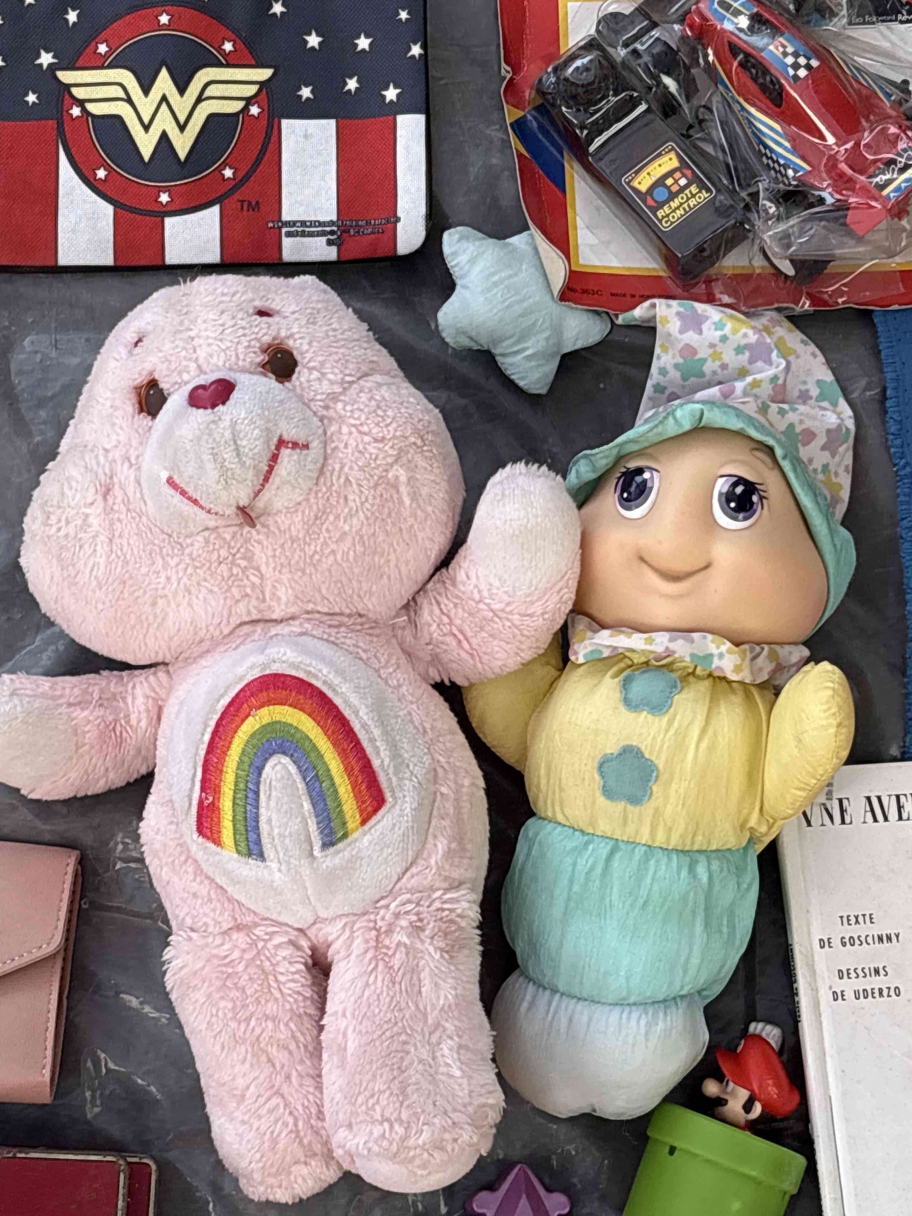 Peluche rosa con arcoíris