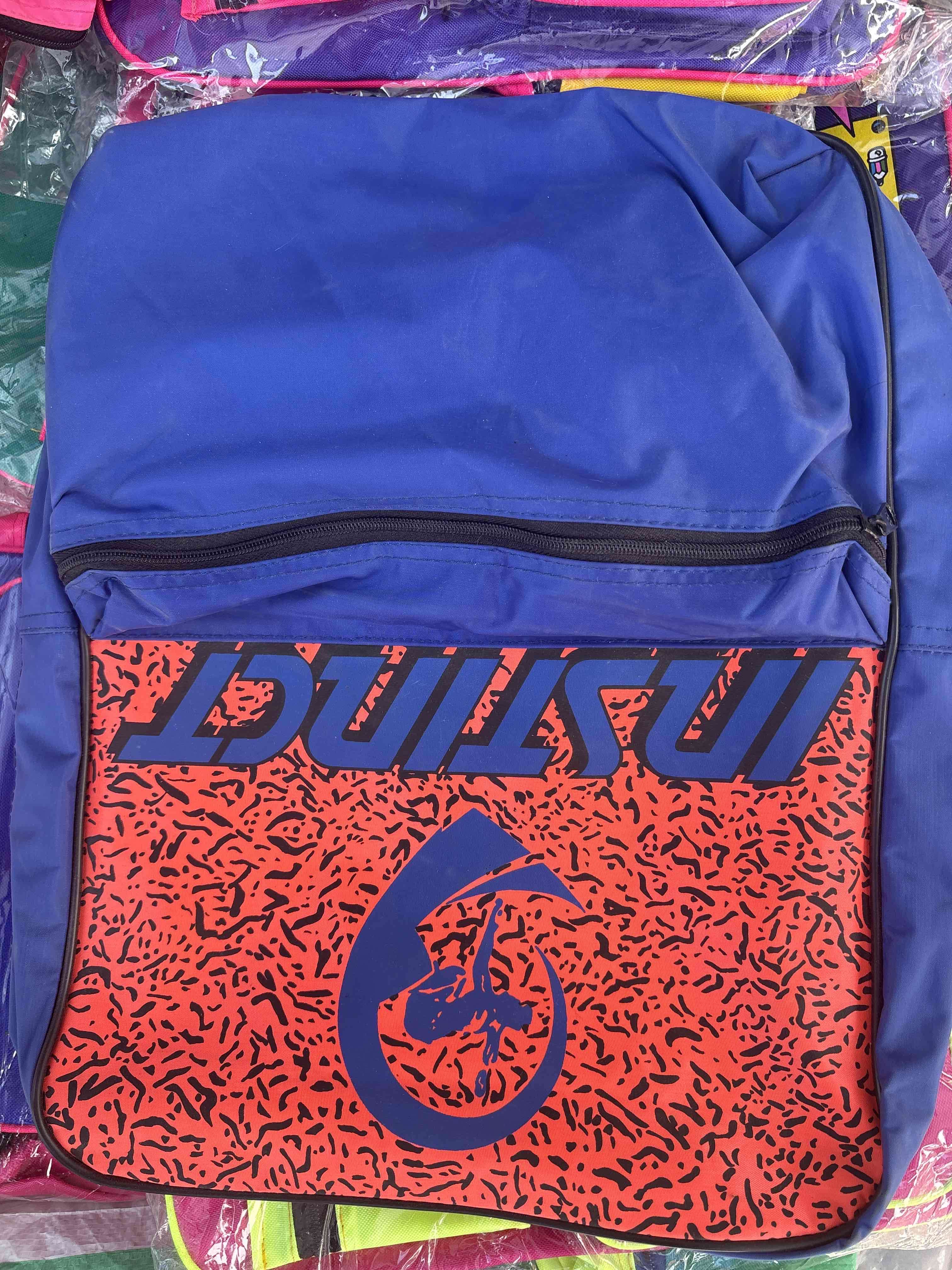 Mochila azul con diseño llamativo