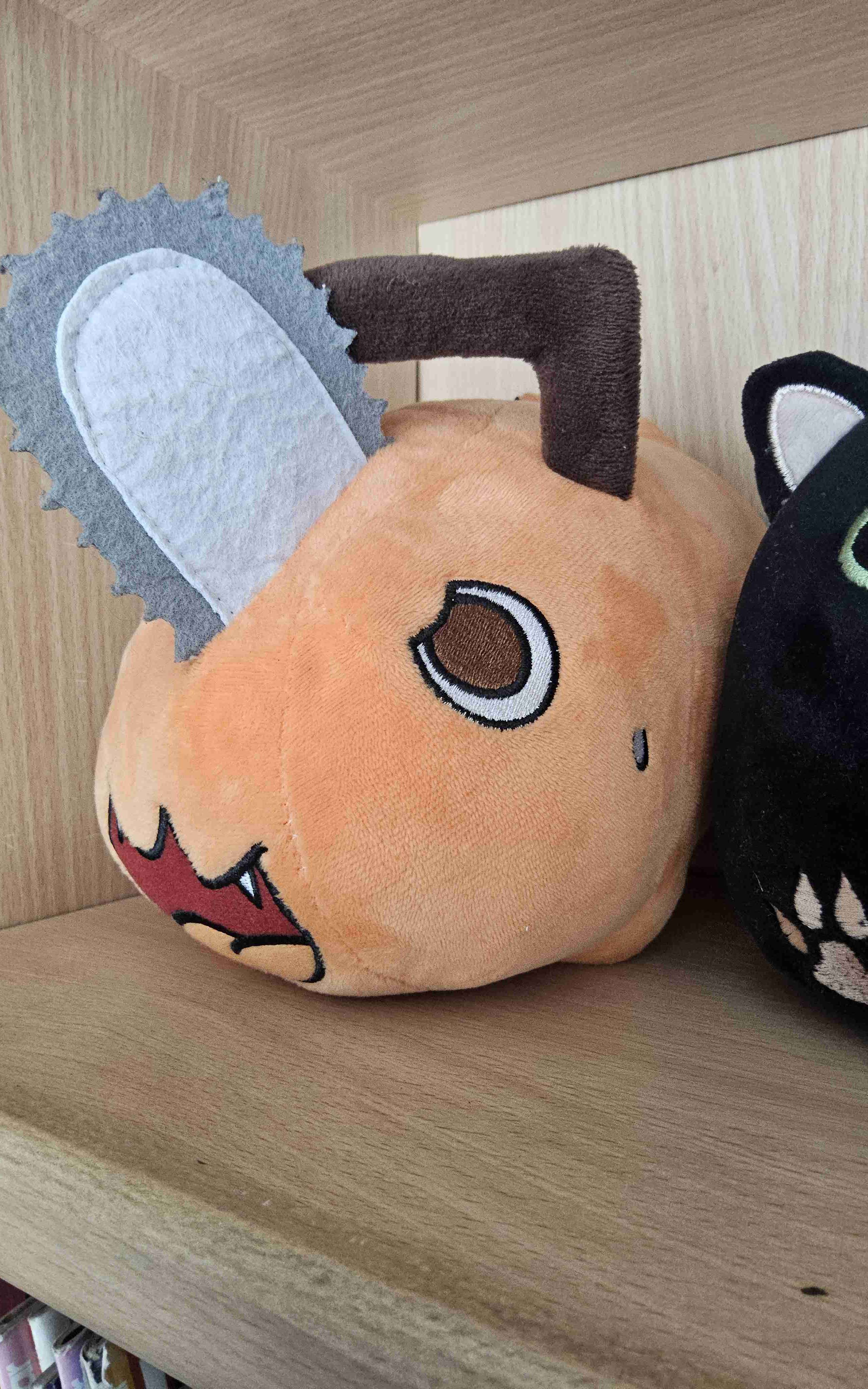Peluche con diseño de motosierra pochita