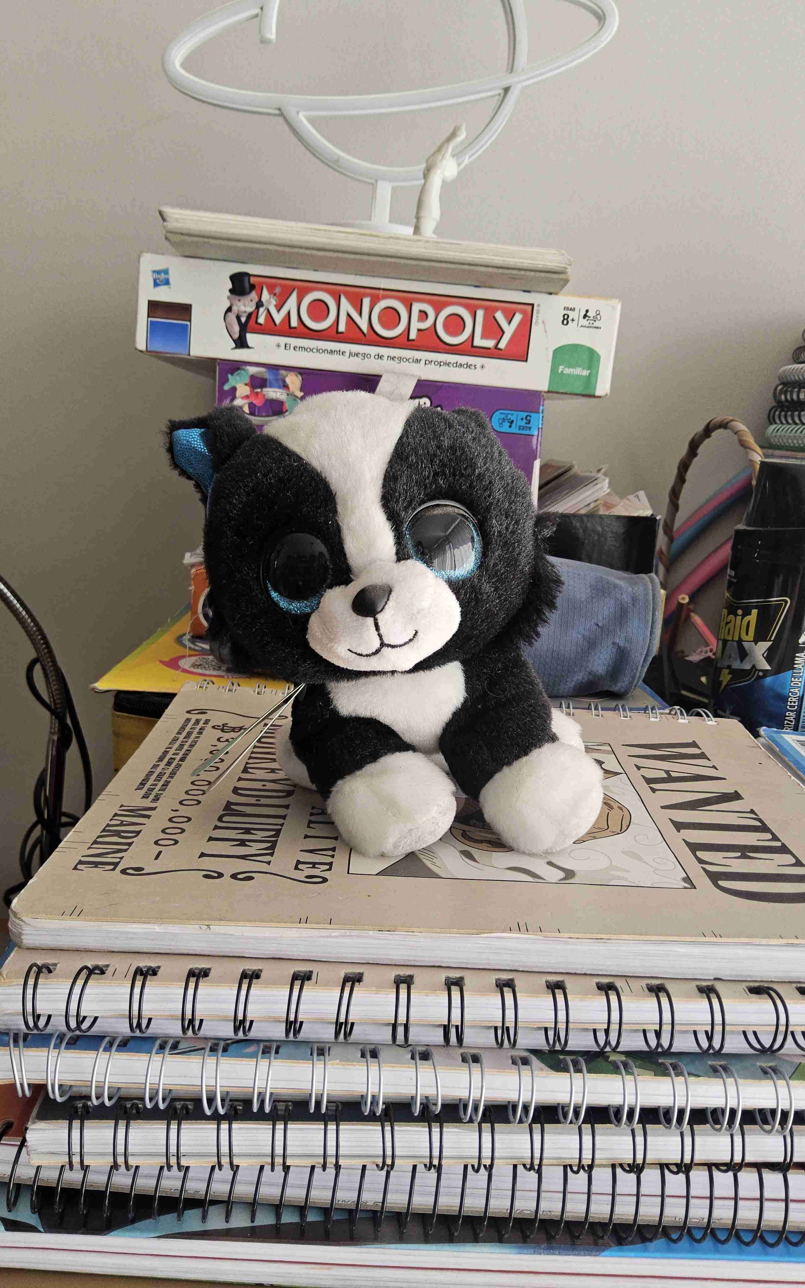 Peluche blanco y negro con ojos grandes