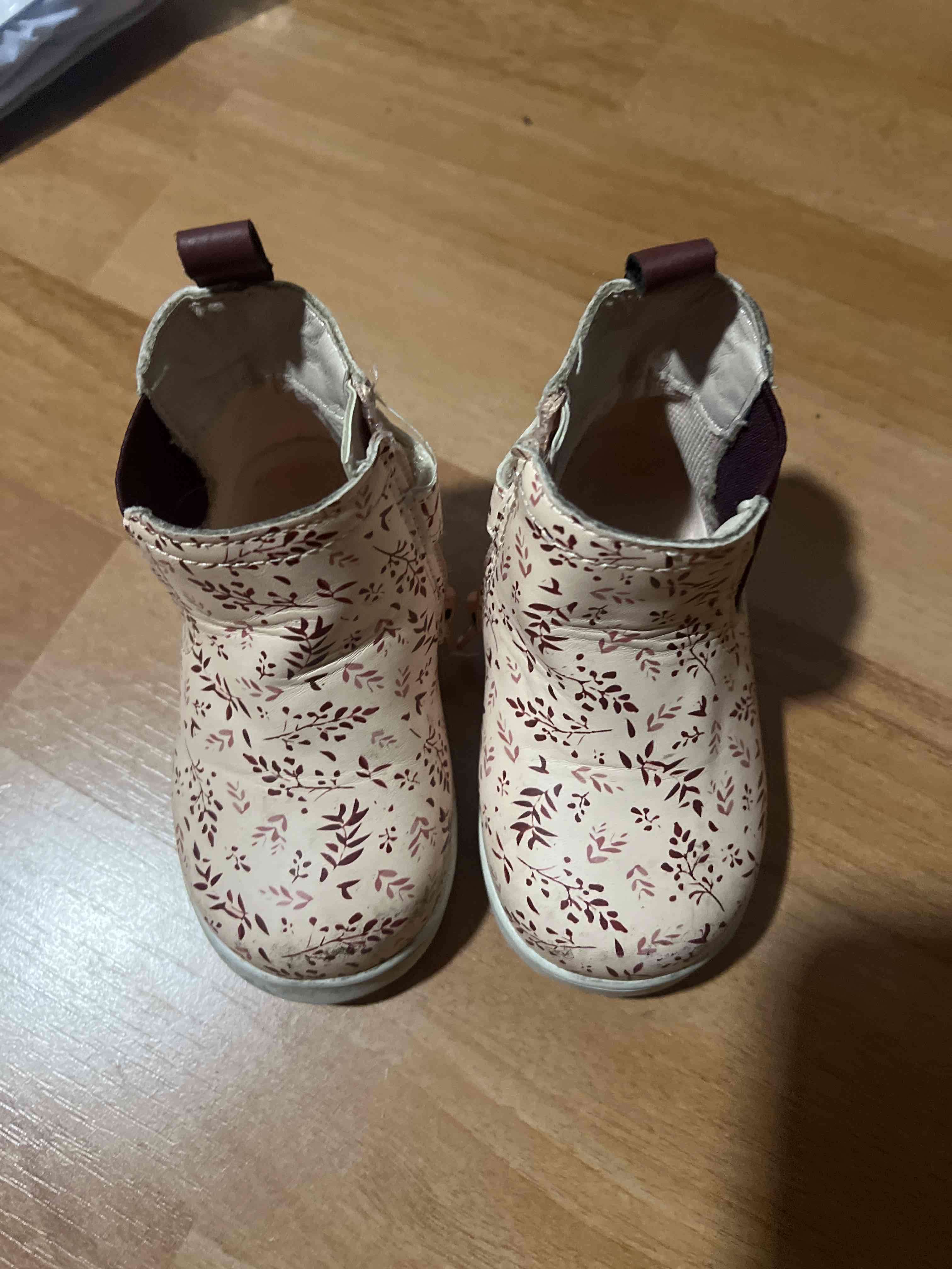 Botines con diseño floral para niñas
