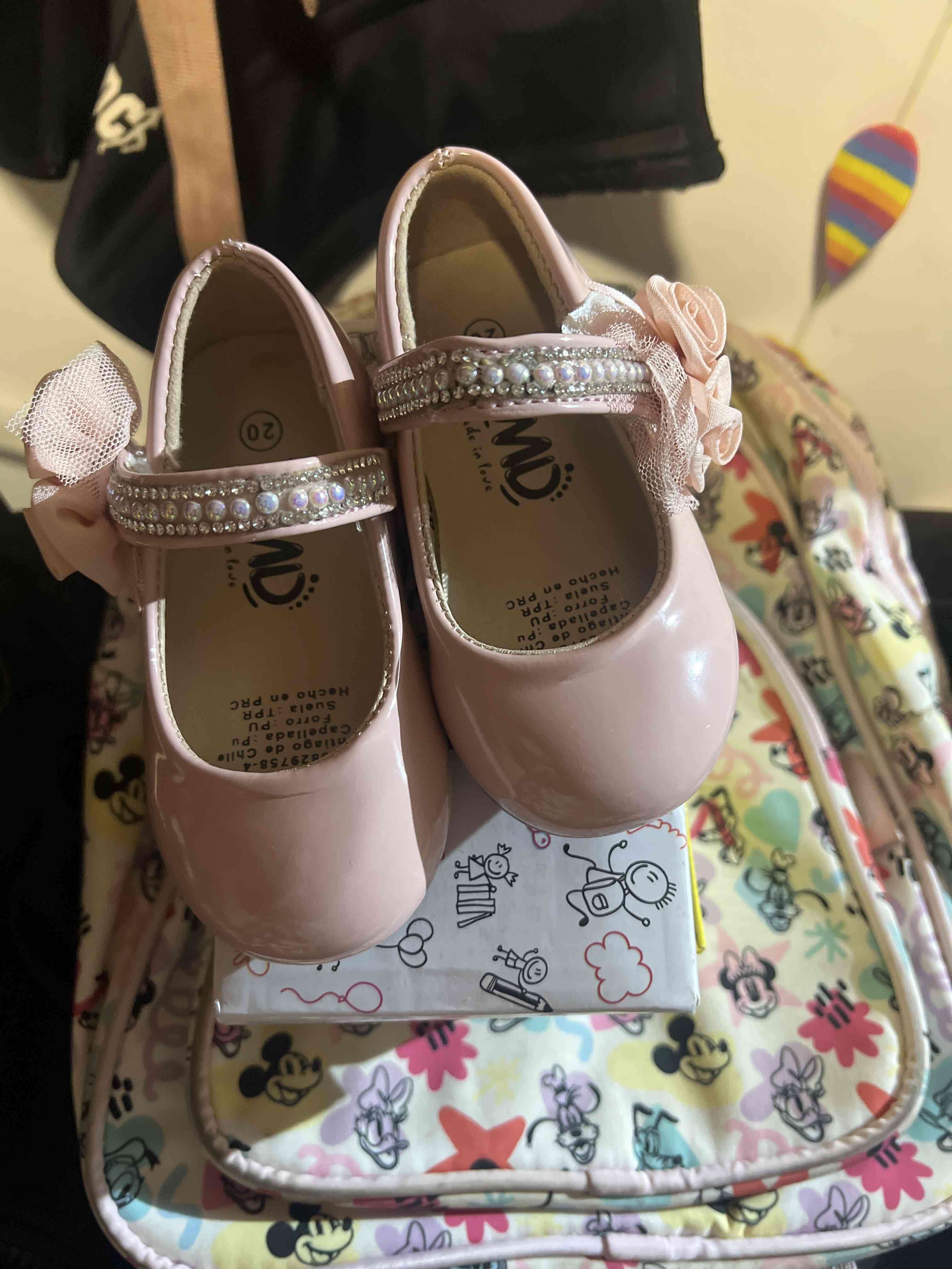 Zapatos de niña rosas con perlas
