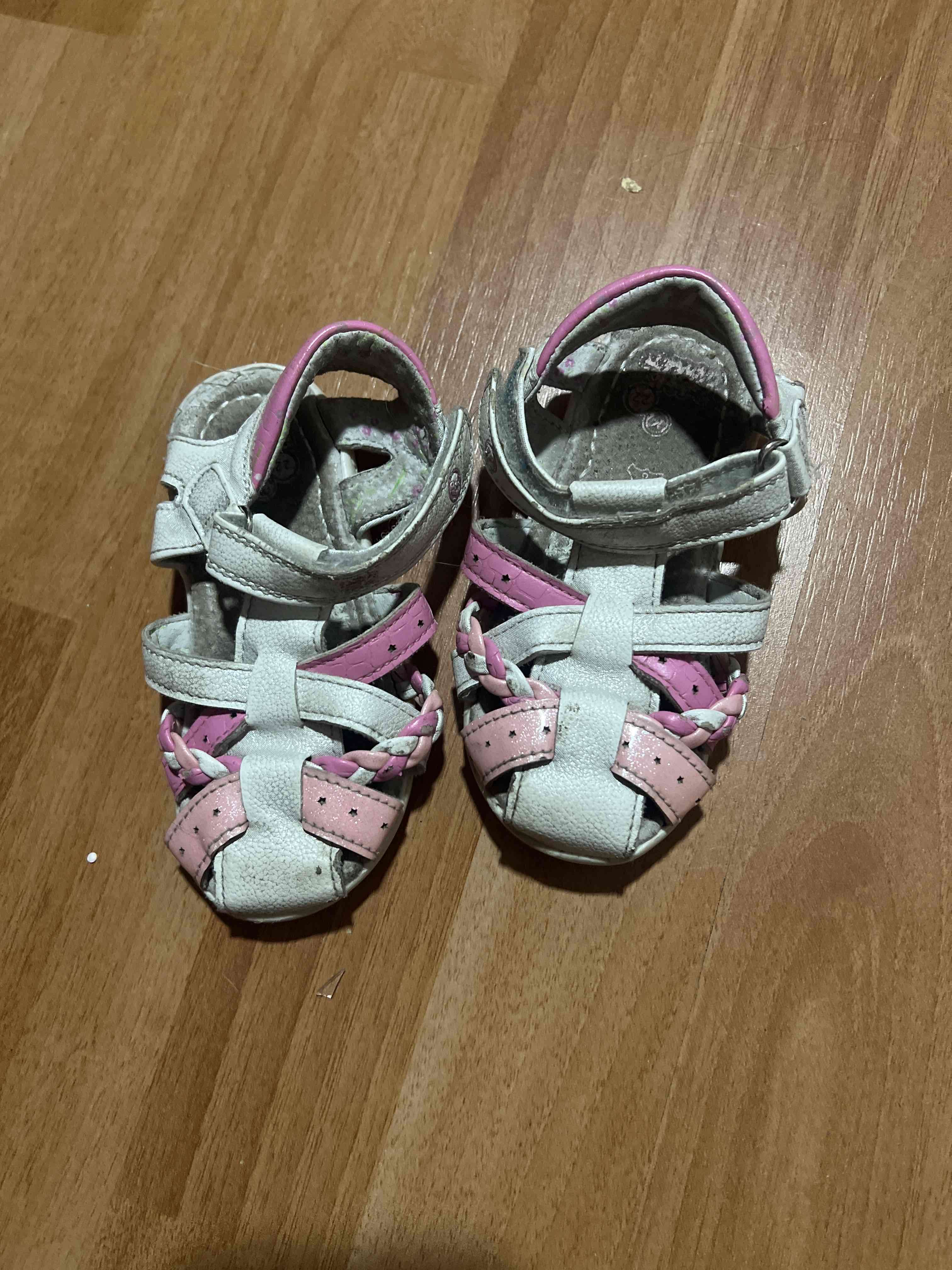 Sandalias infantiles blancas y rosadas