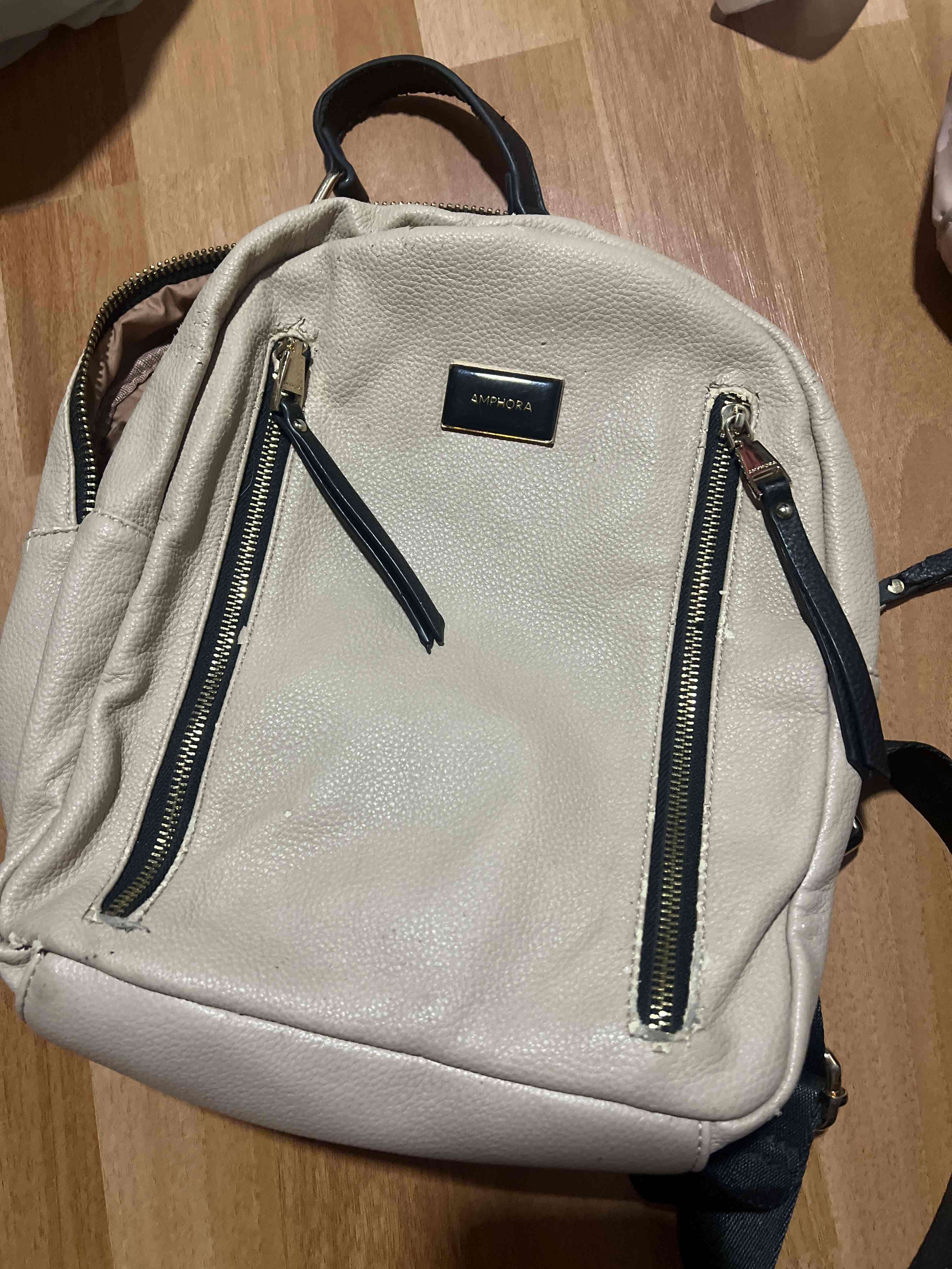 Mochila beige con cremalleras