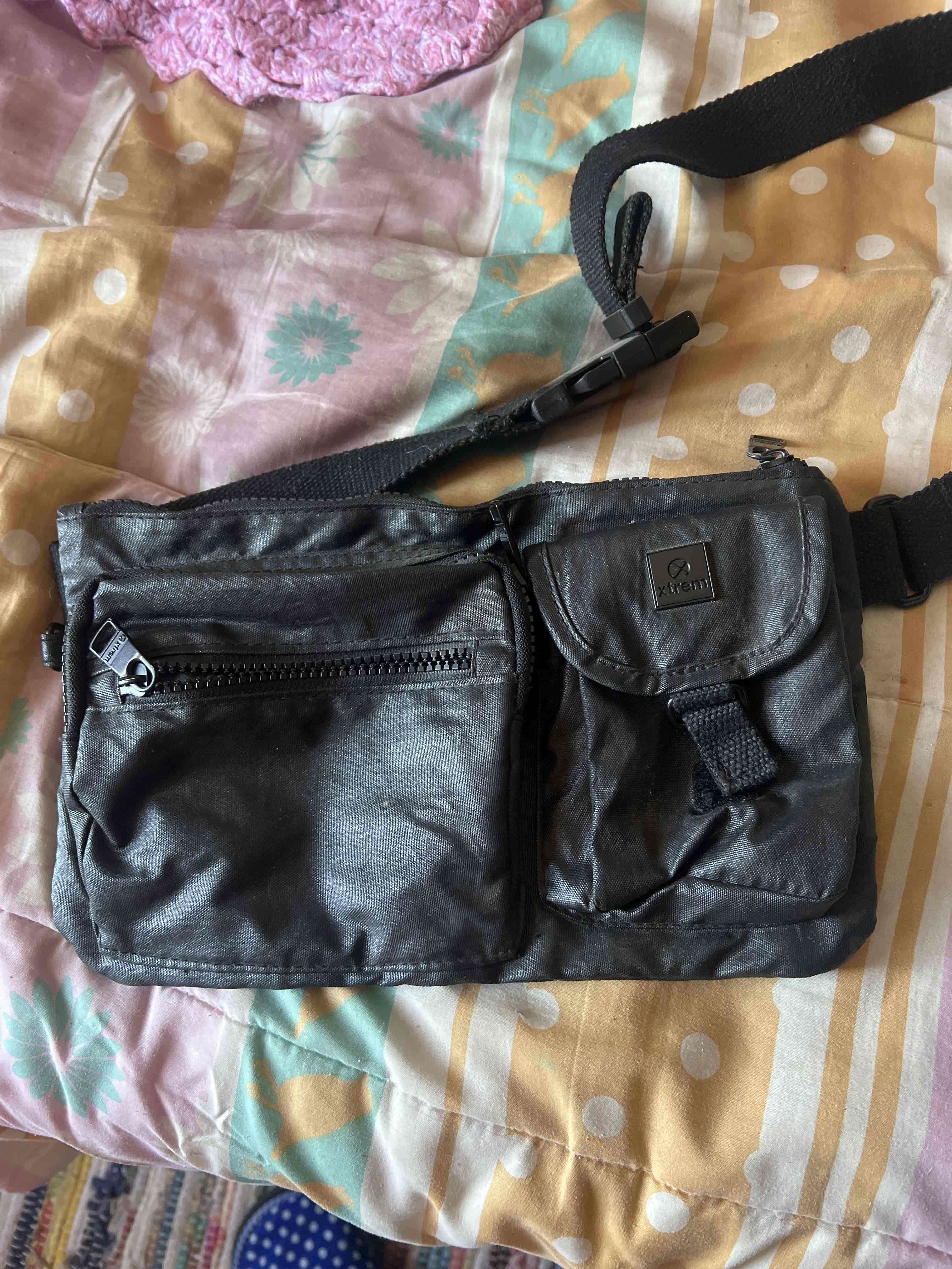 Riñonera negra de cuero sintético