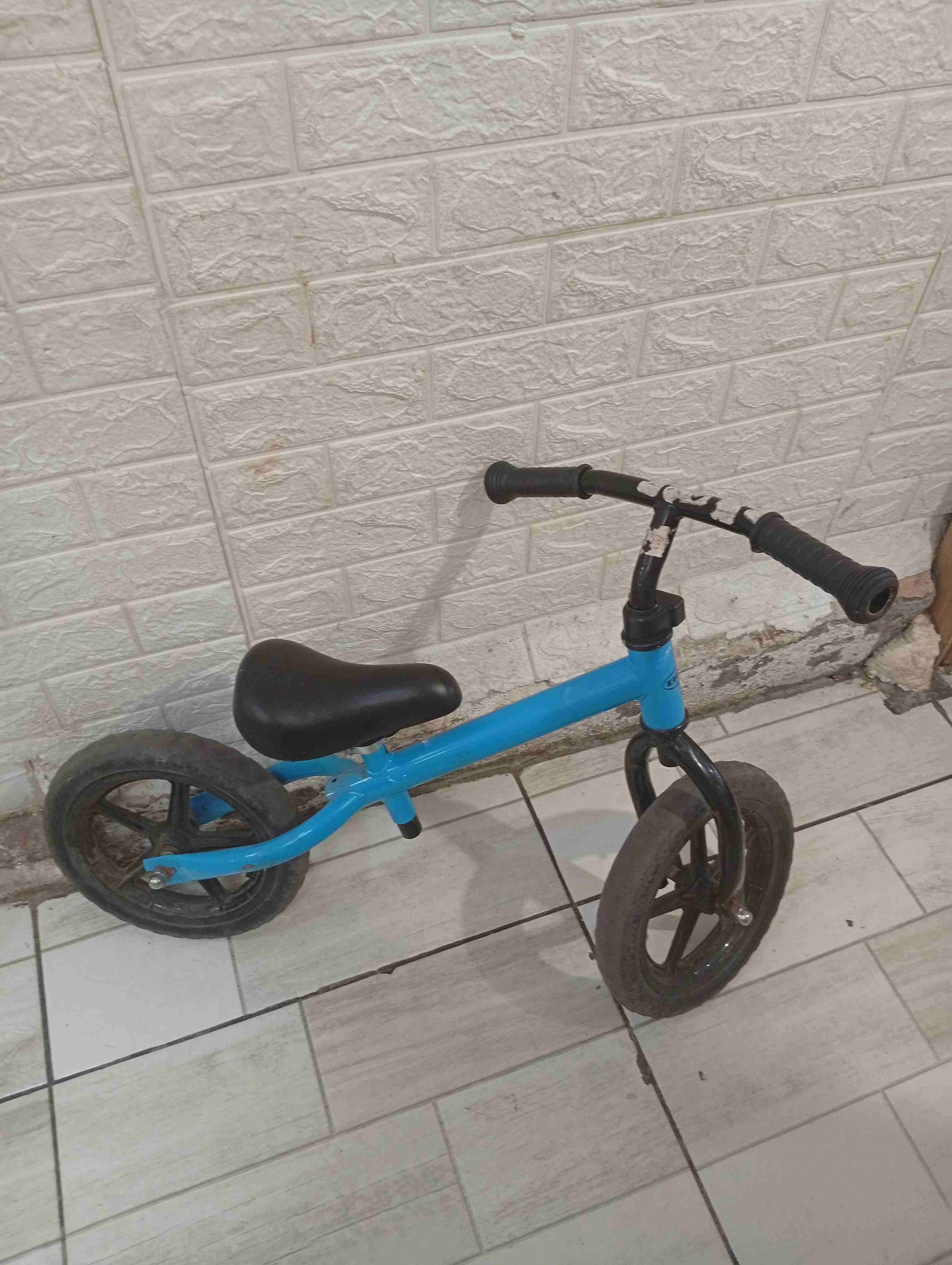 Bicicleta de equilibrio infantil azul
