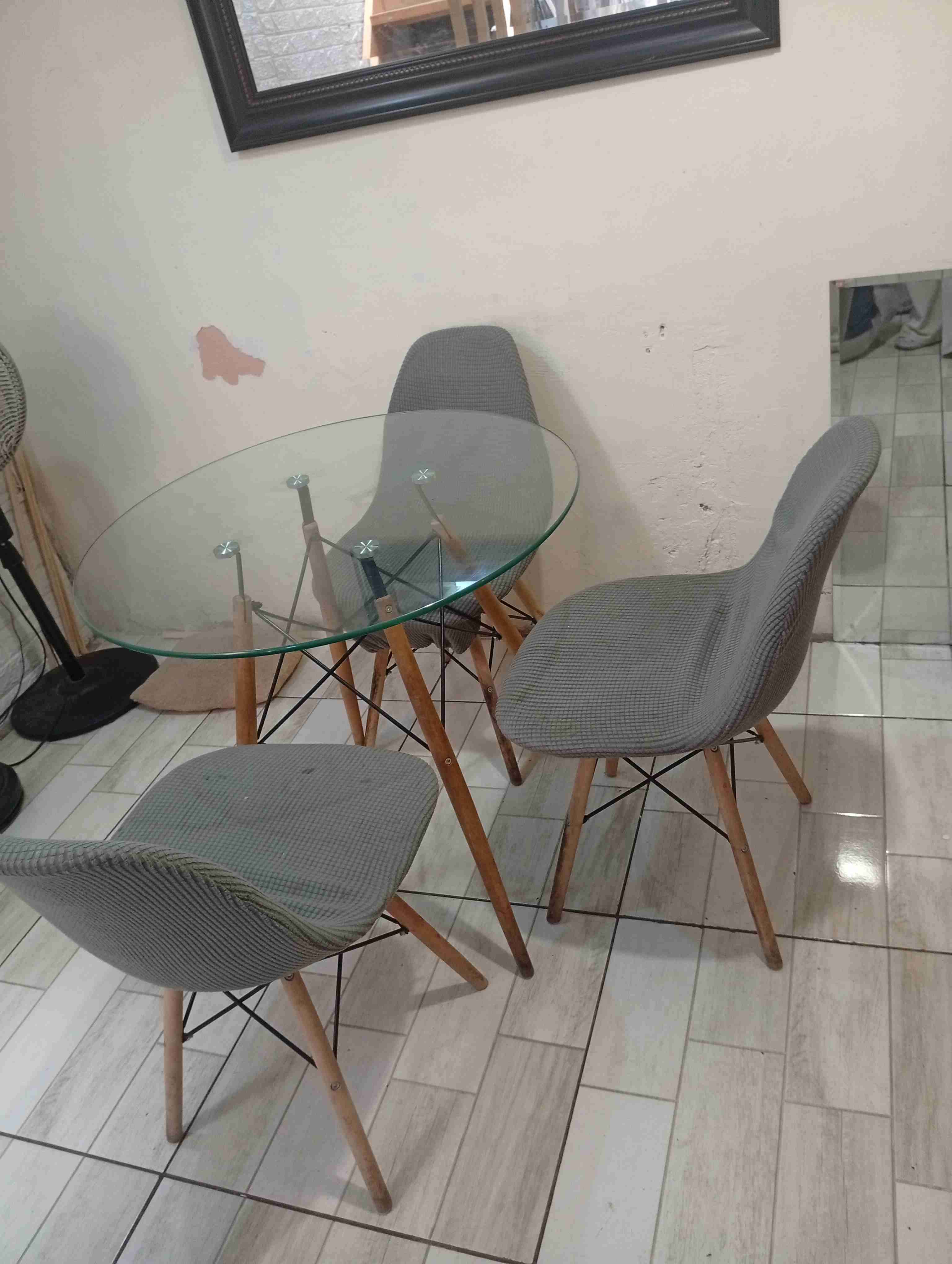 Juego de comedor vidrio y sillas grises