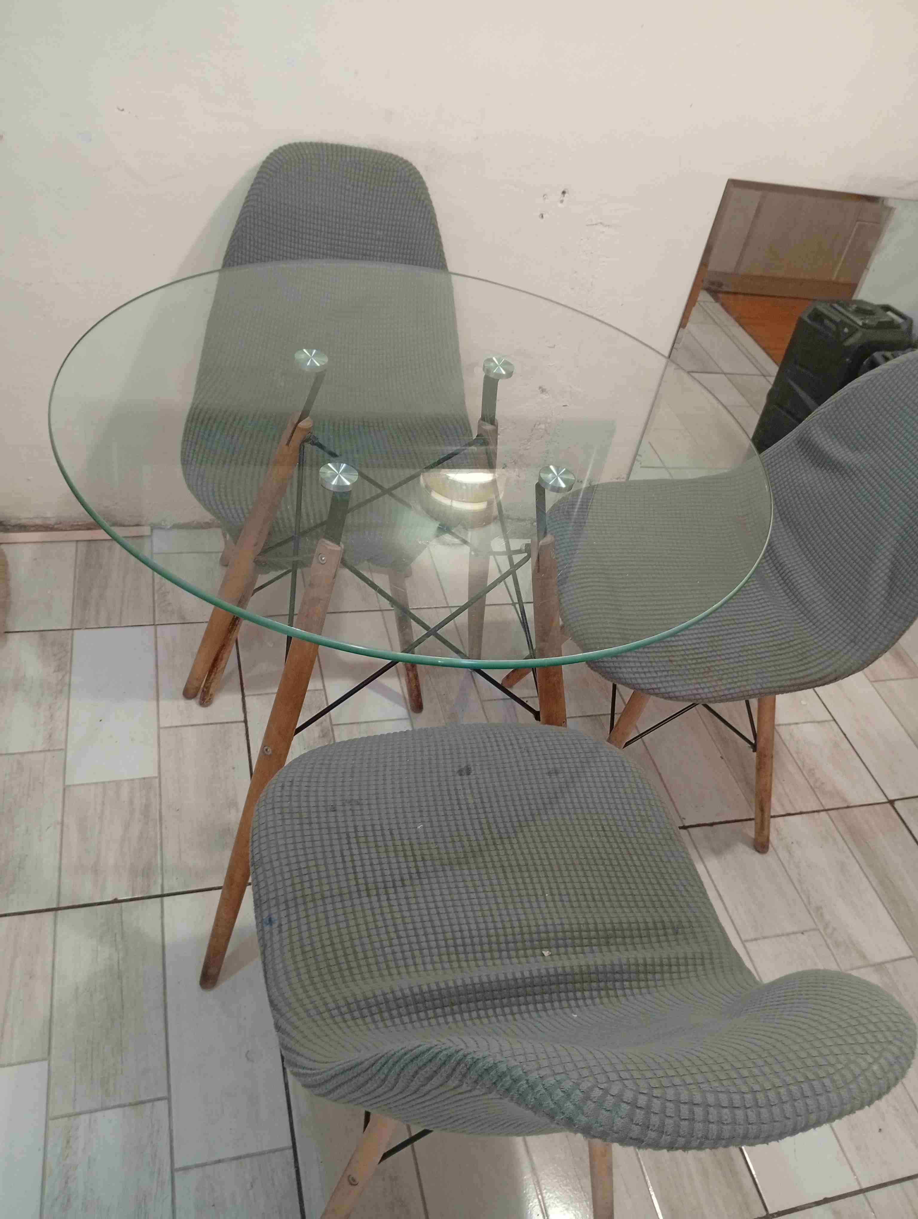 Juego de comedor vidrio y sillas grises - miniatura 2