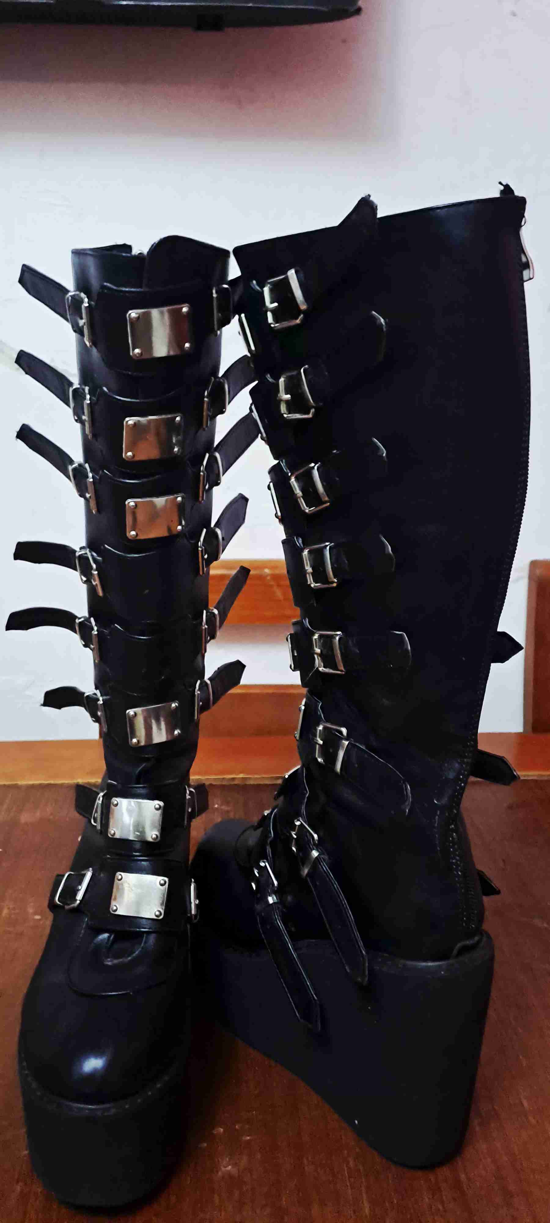 Botas negras con hebillas metálicas - miniatura 2