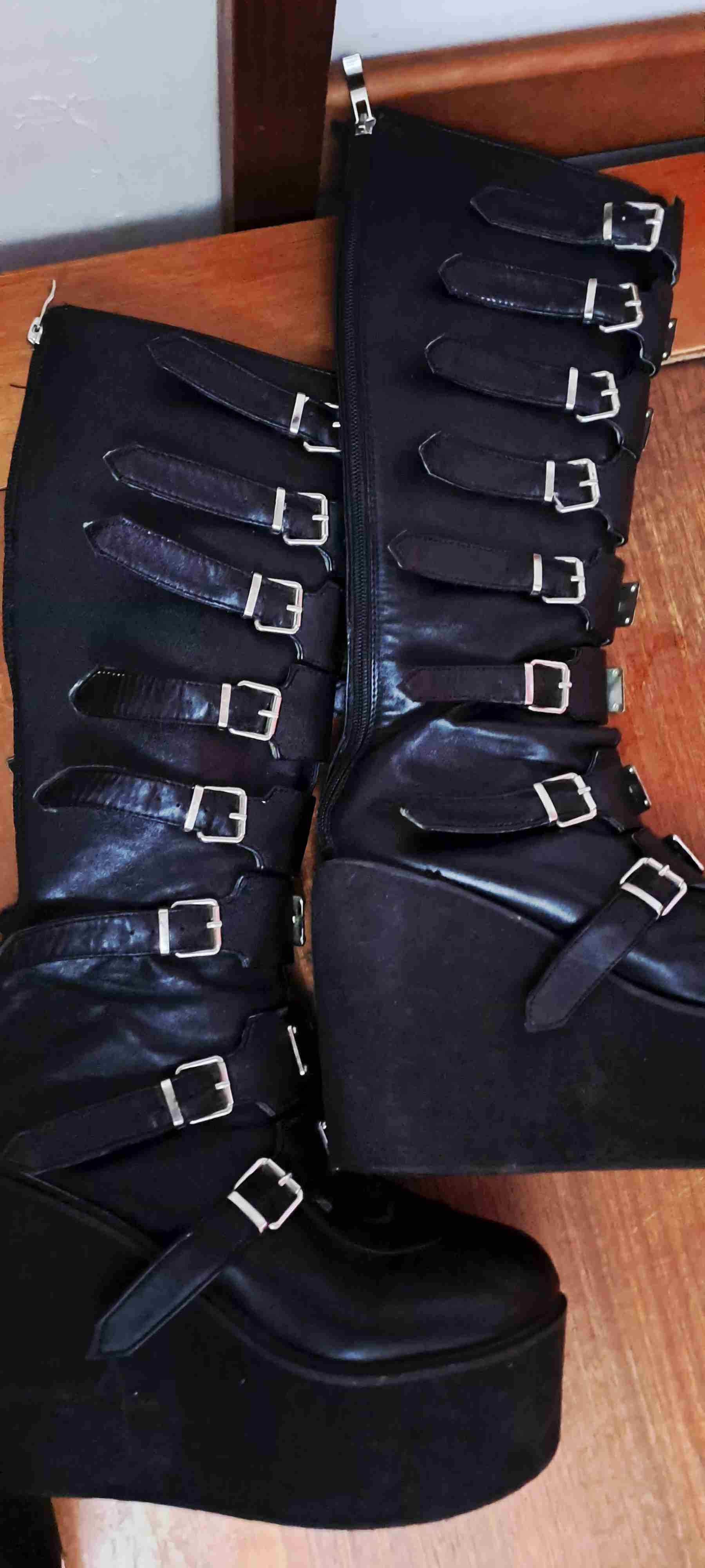 Botas negras con hebillas metálicas - miniatura 3