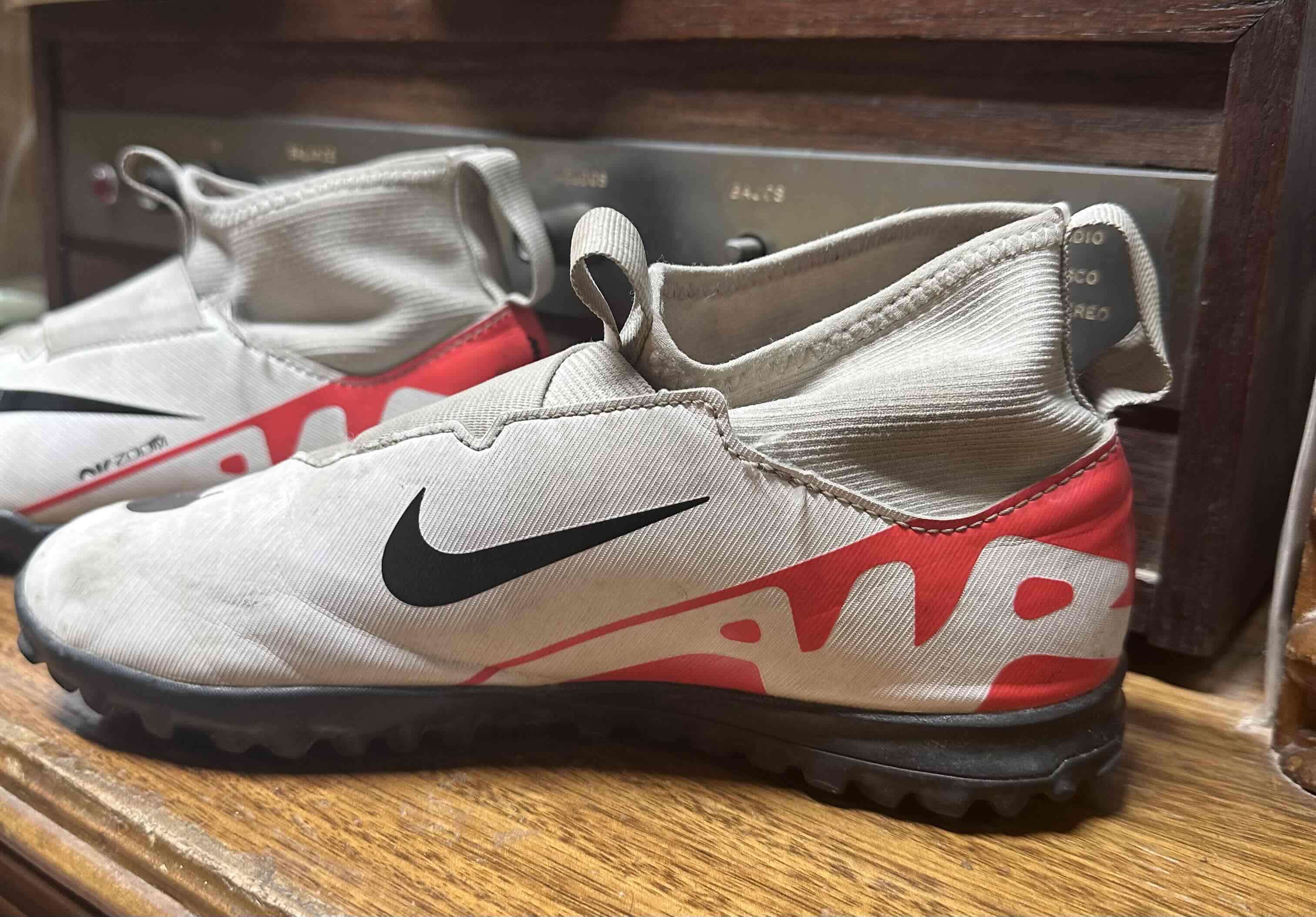 Zapatillas deportivas blancas y rojas número 34.5