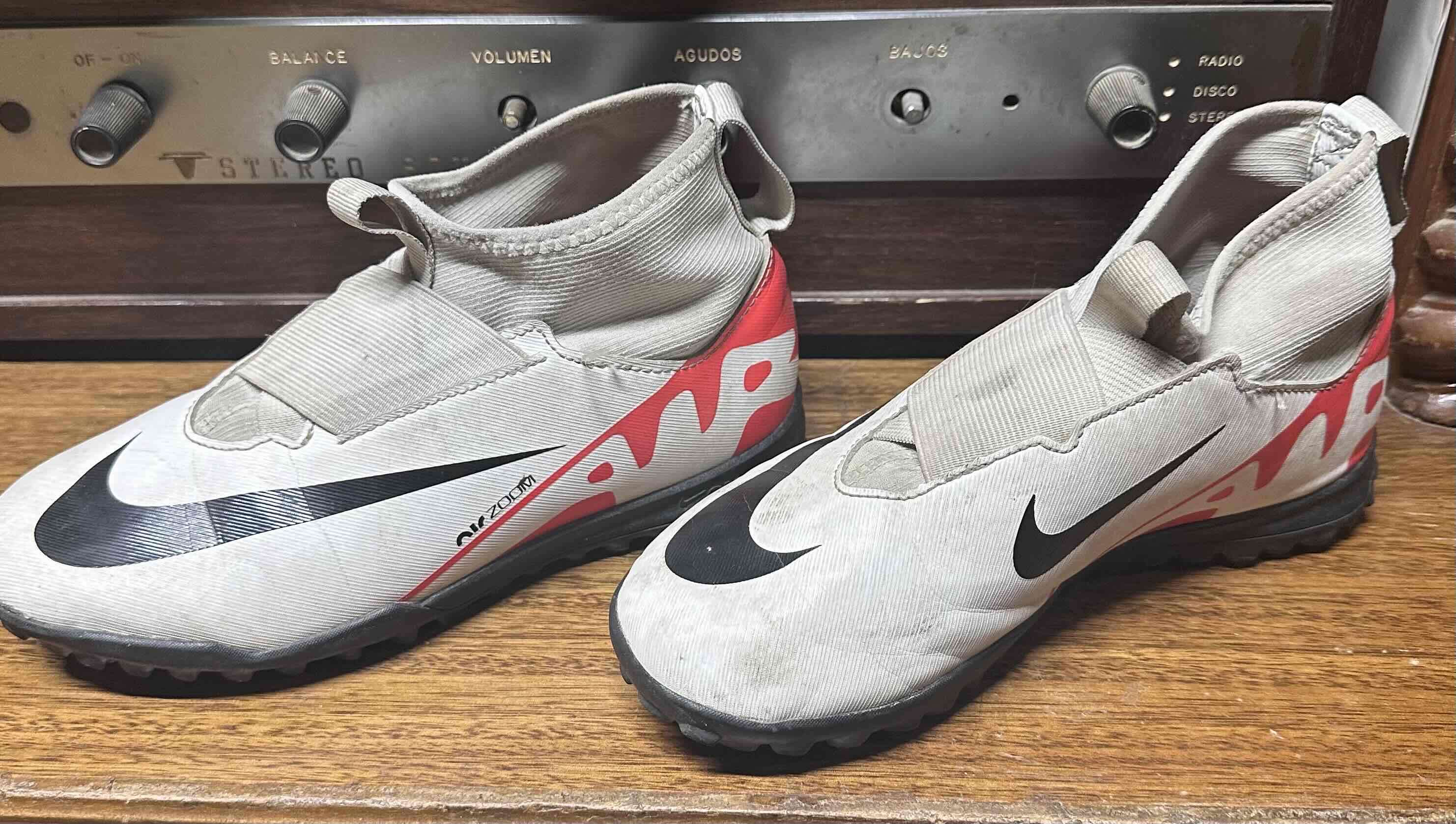 Zapatillas deportivas blancas y rojas número 34.5 - miniatura 2