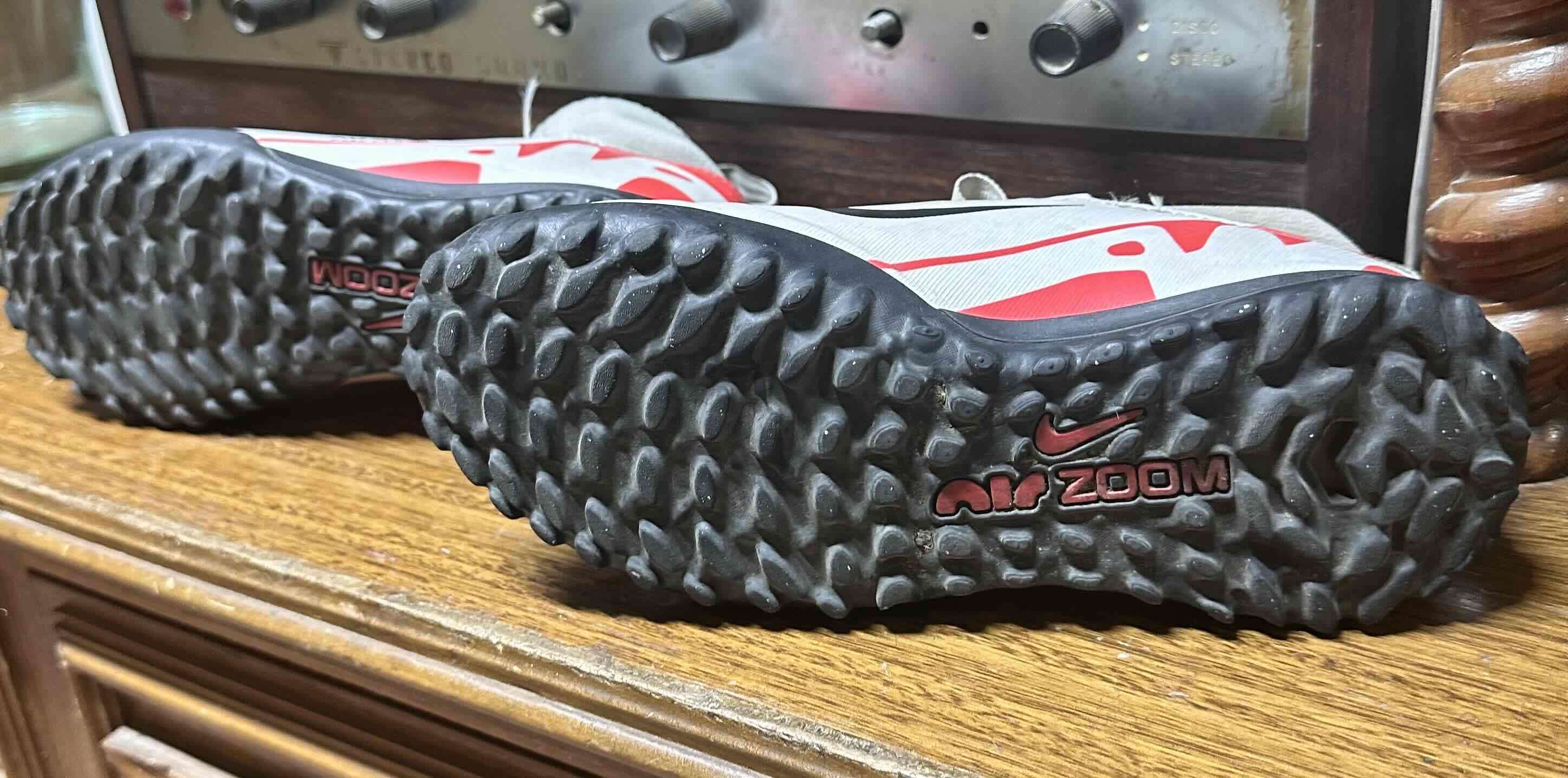 Zapatillas deportivas blancas y rojas número 34.5 - miniatura 3
