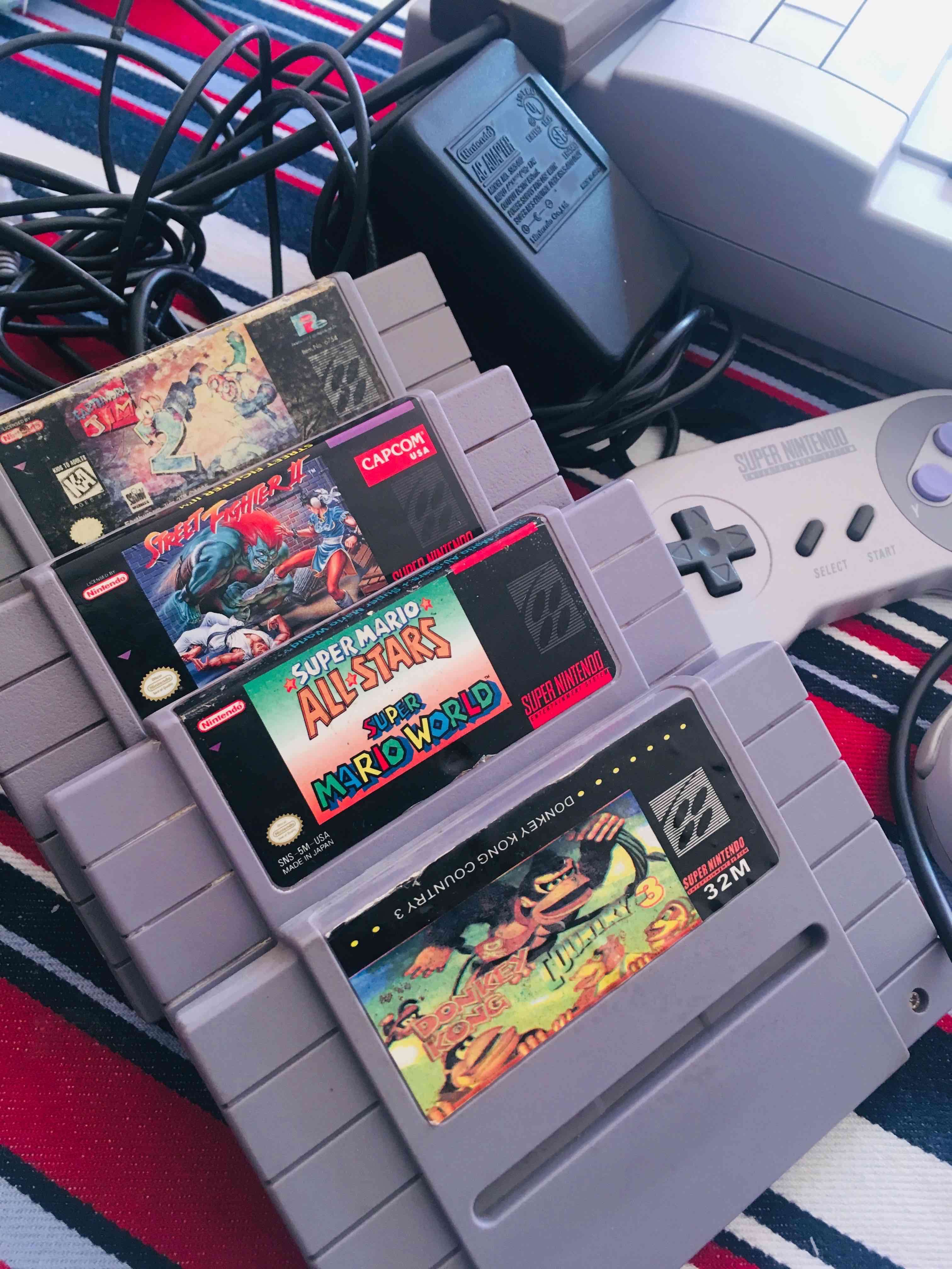 Super Nintendo con dos controles y 4 Juegos - miniatura 3