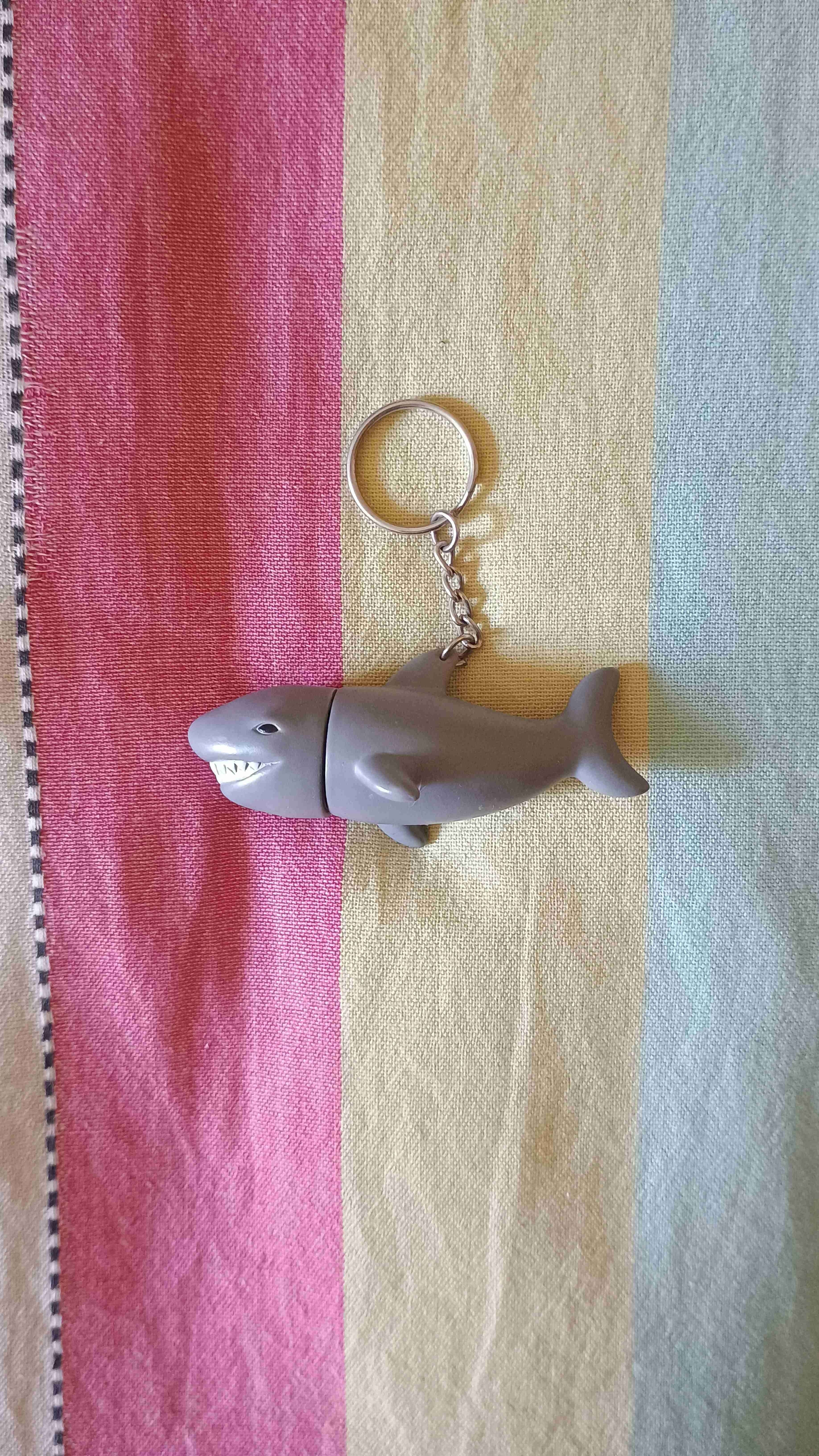 Llavero tiburón gris / Lápiz