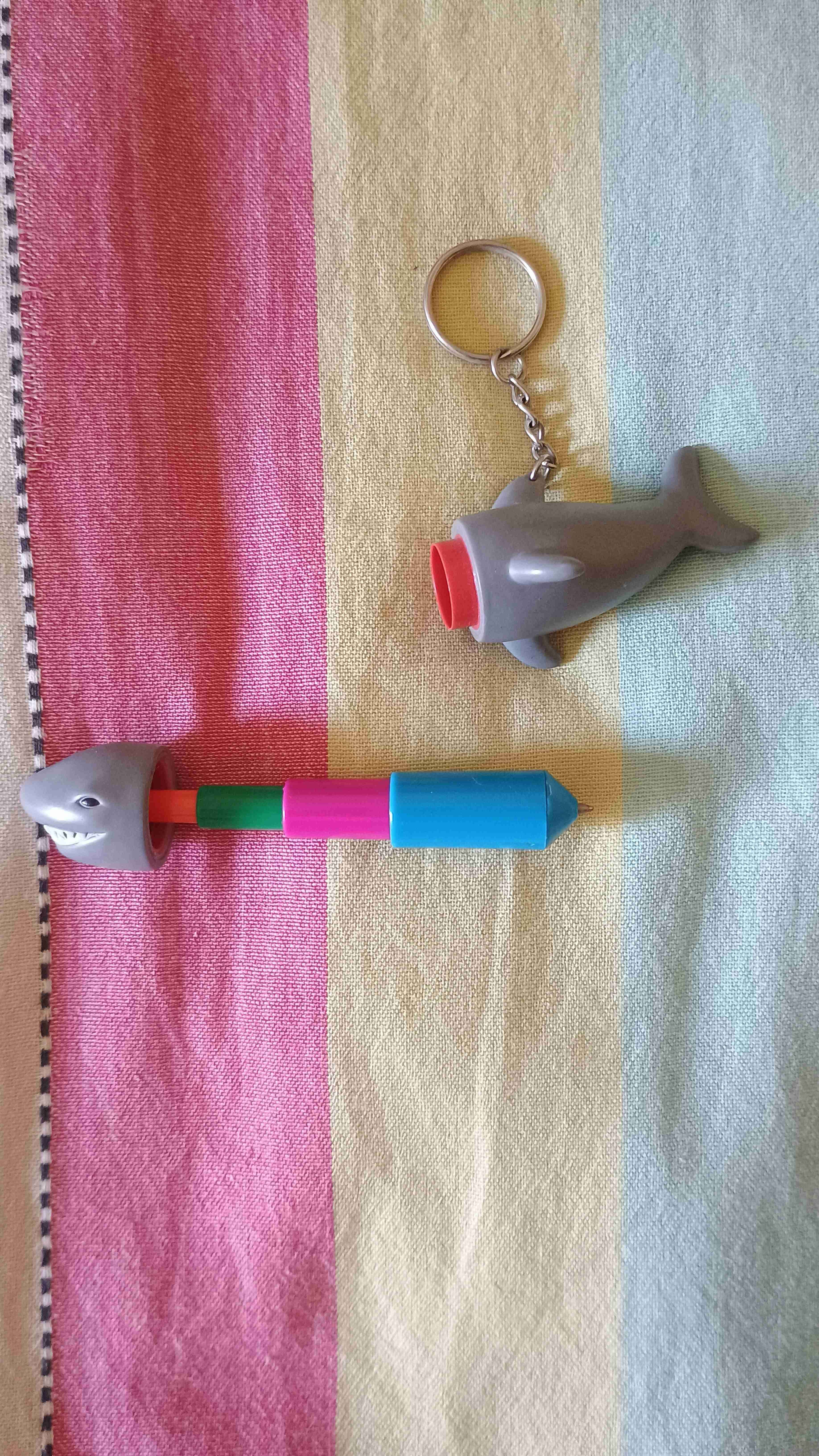 Llavero tiburón gris / Lápiz - miniatura 2