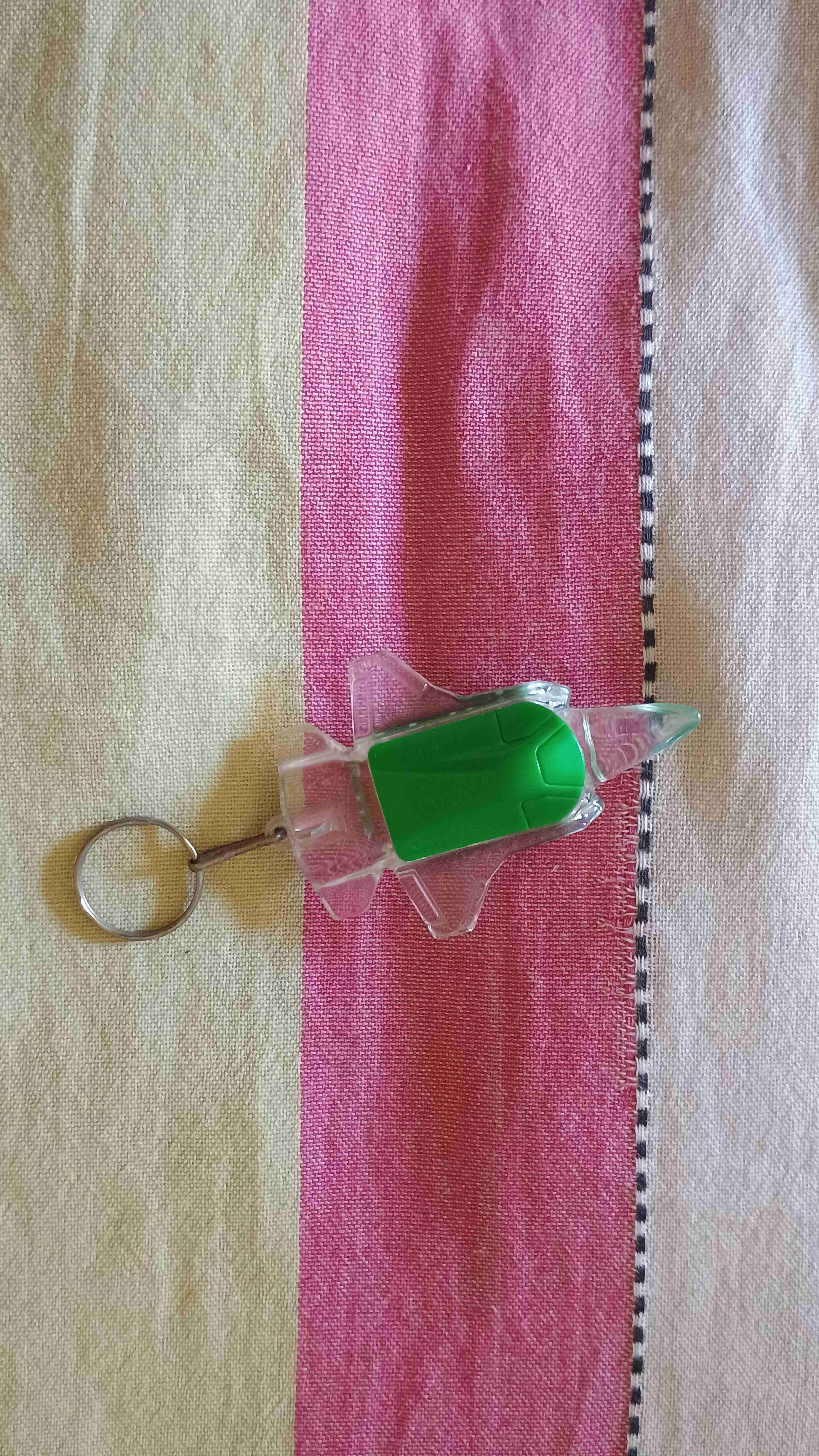 Llavero de avión transparente