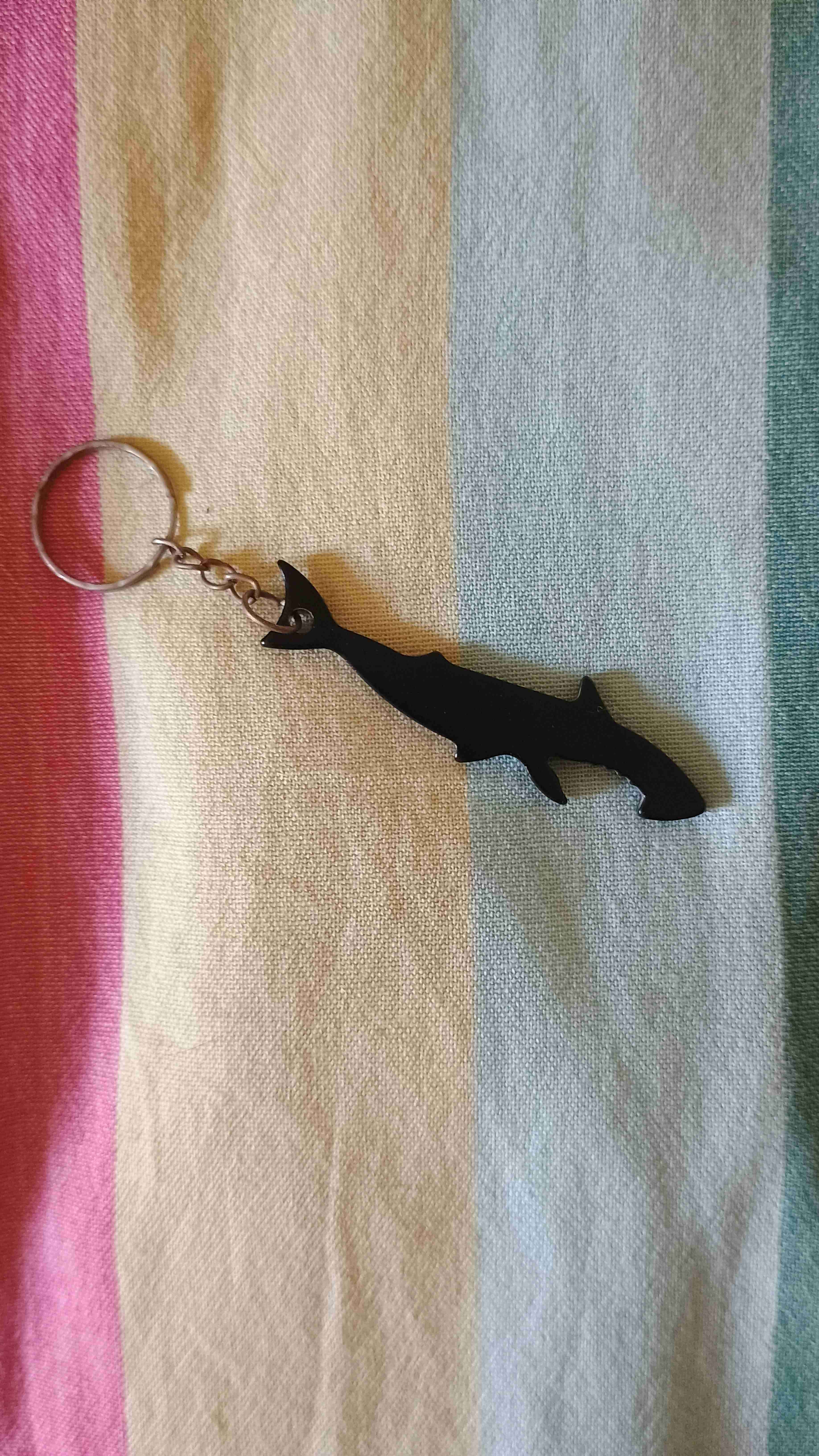 Llavero abridor tiburón