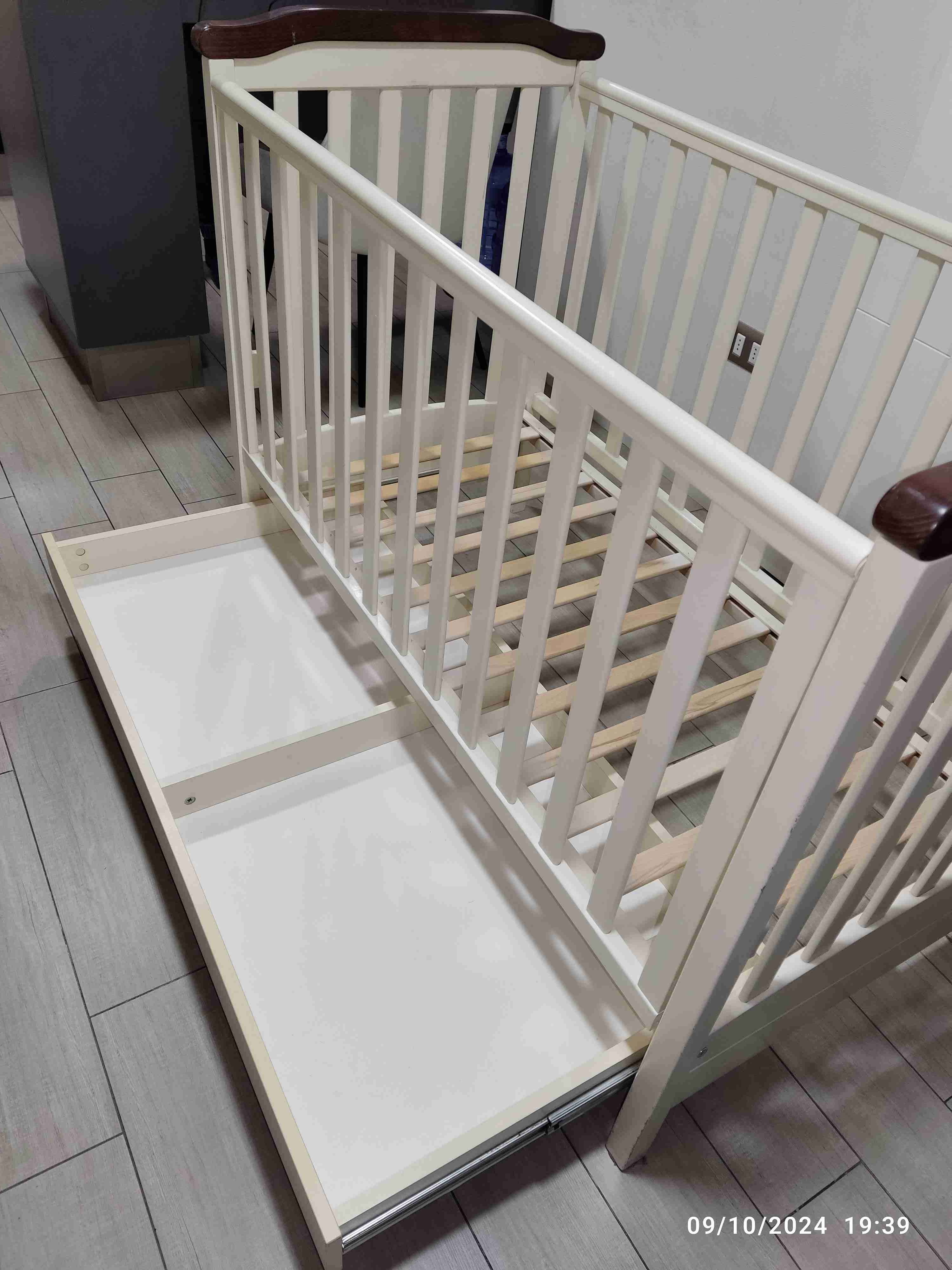 Cuna de madera con cajón