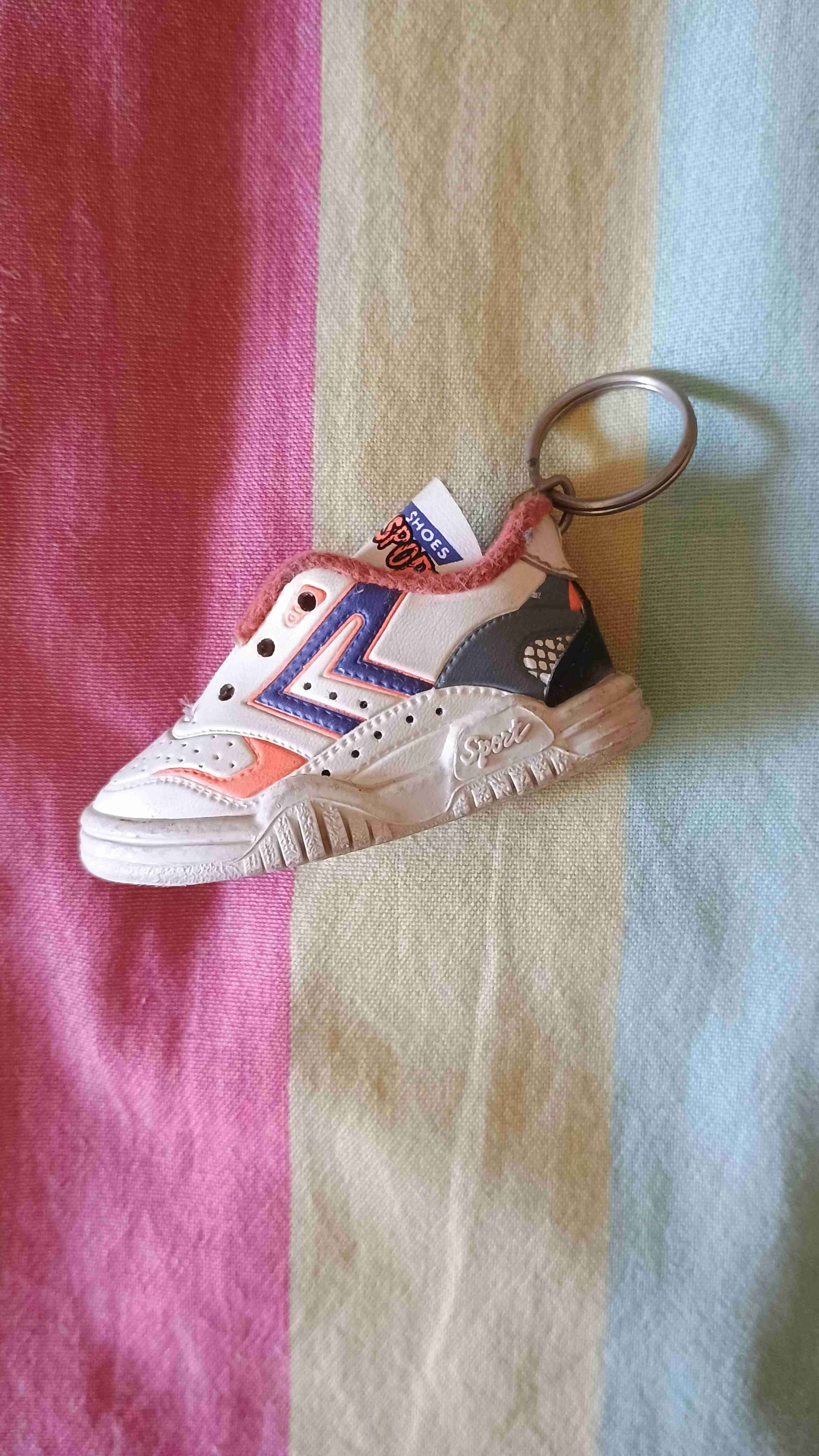 Llavero zapatilla mini deportiva