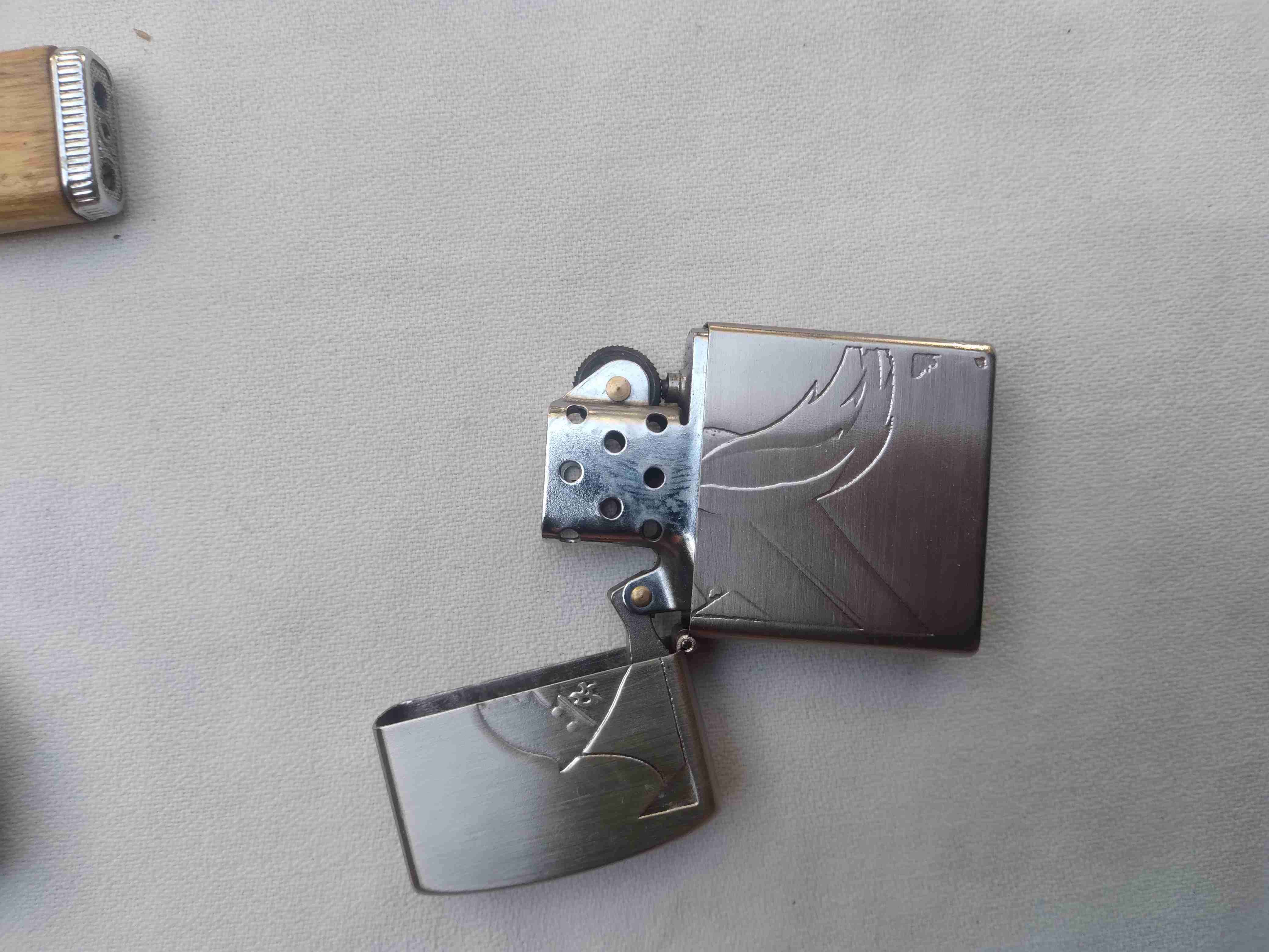 Encendedor metálico grabado - miniatura 3