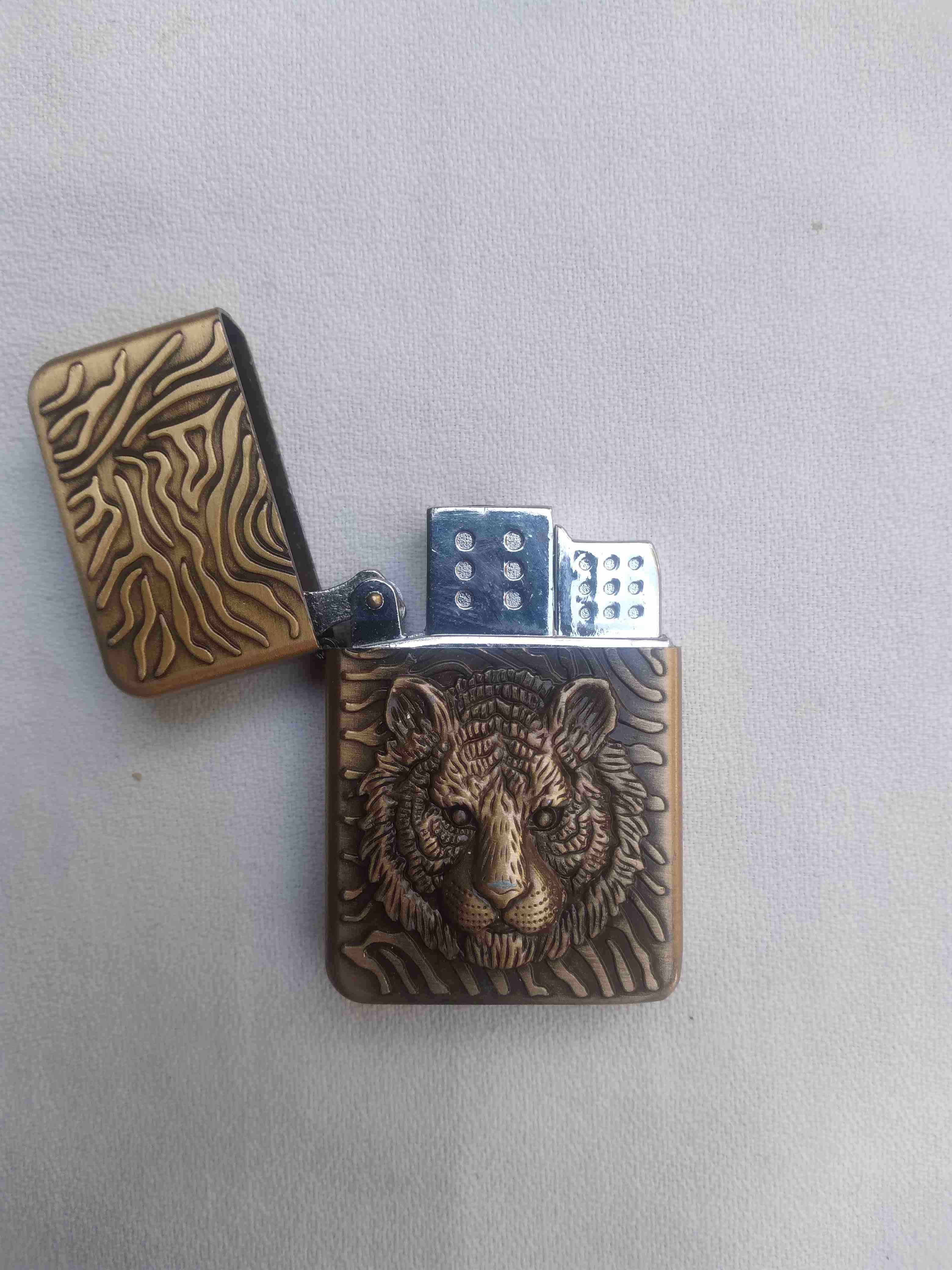 Encendedor metálico con diseño de tigre