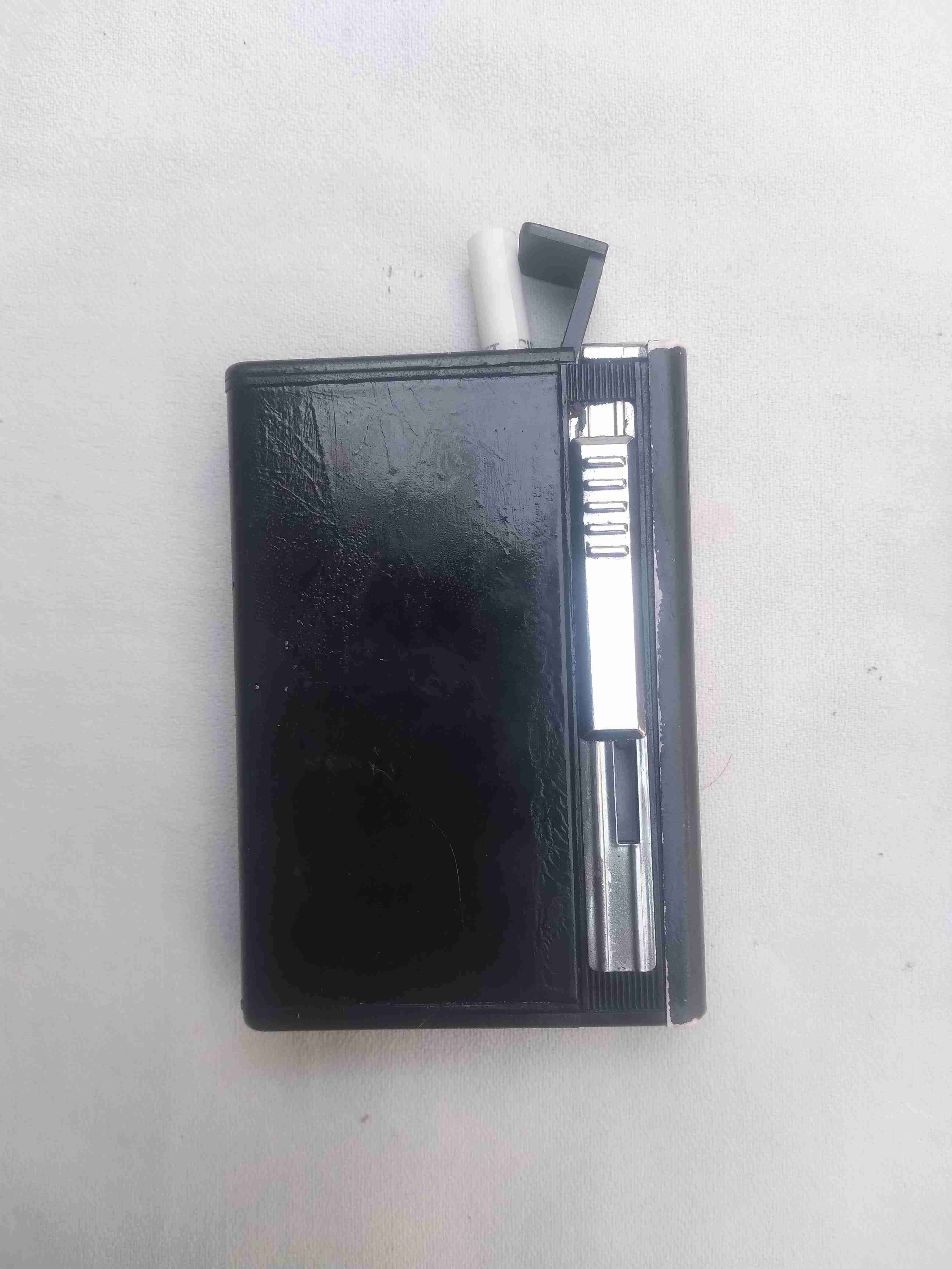 Encendedor negro con cilindro recargable