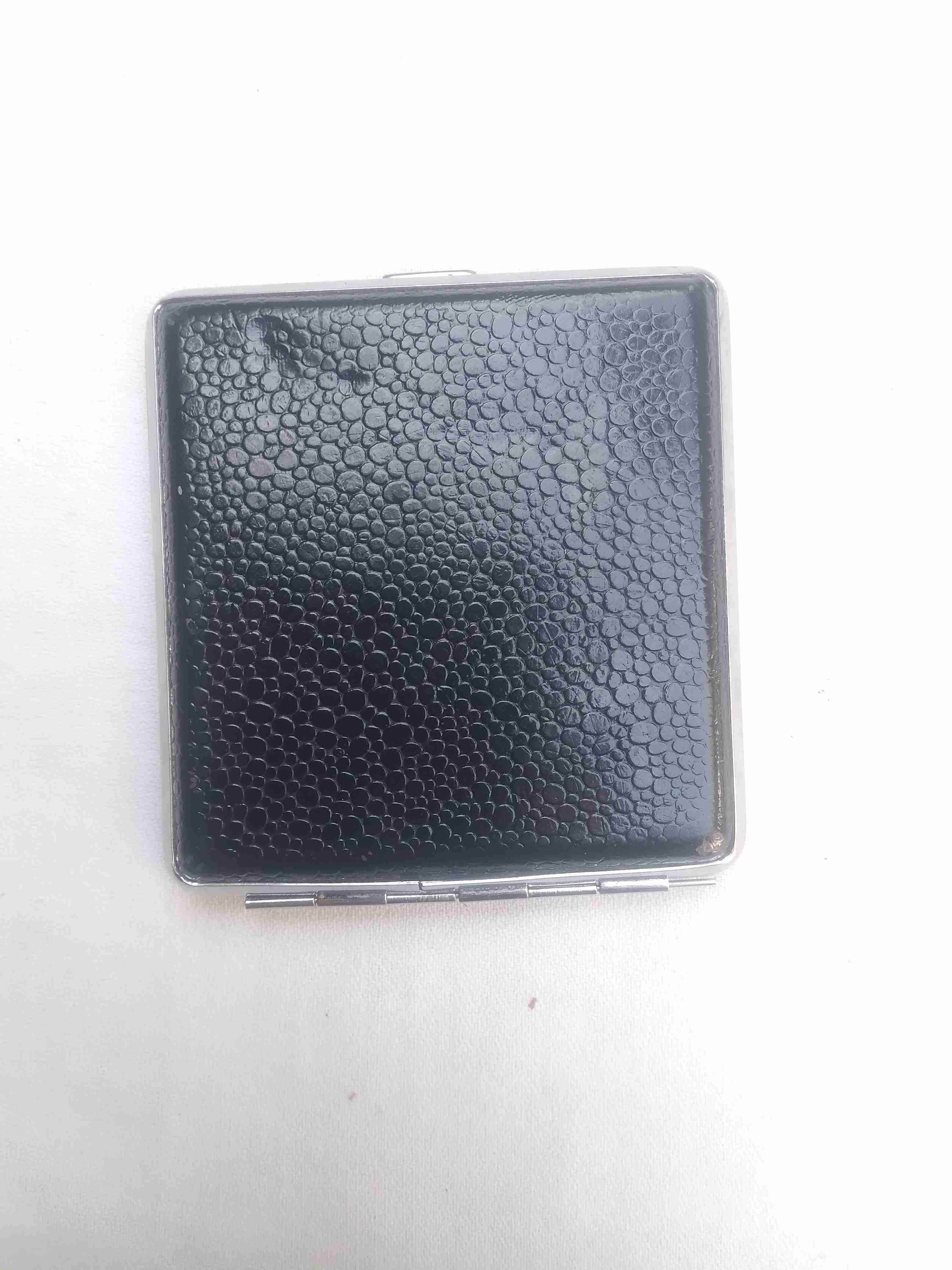 Estuche metálico negro texturizado