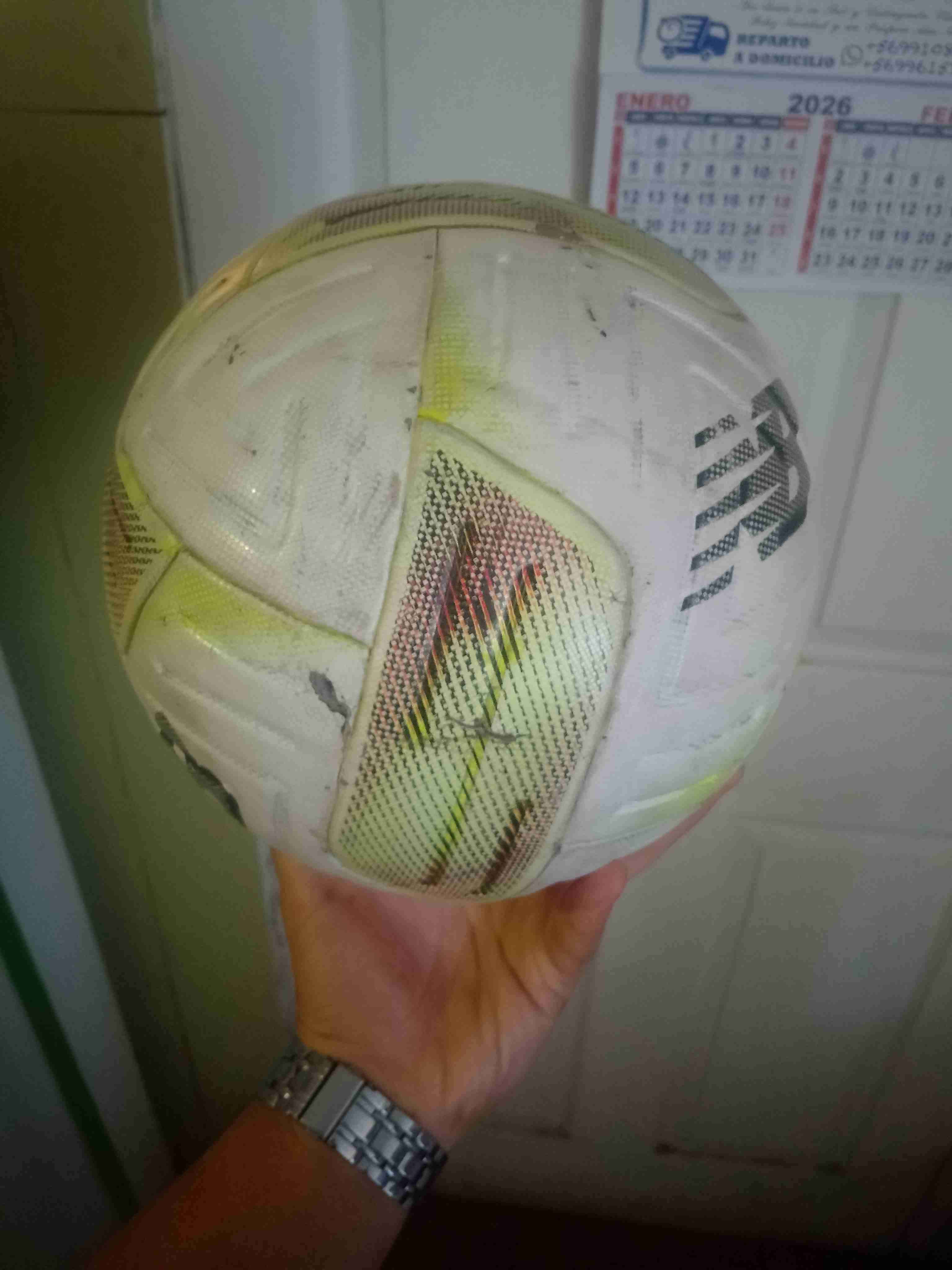 Pelota de fútbol usada - miniatura 2