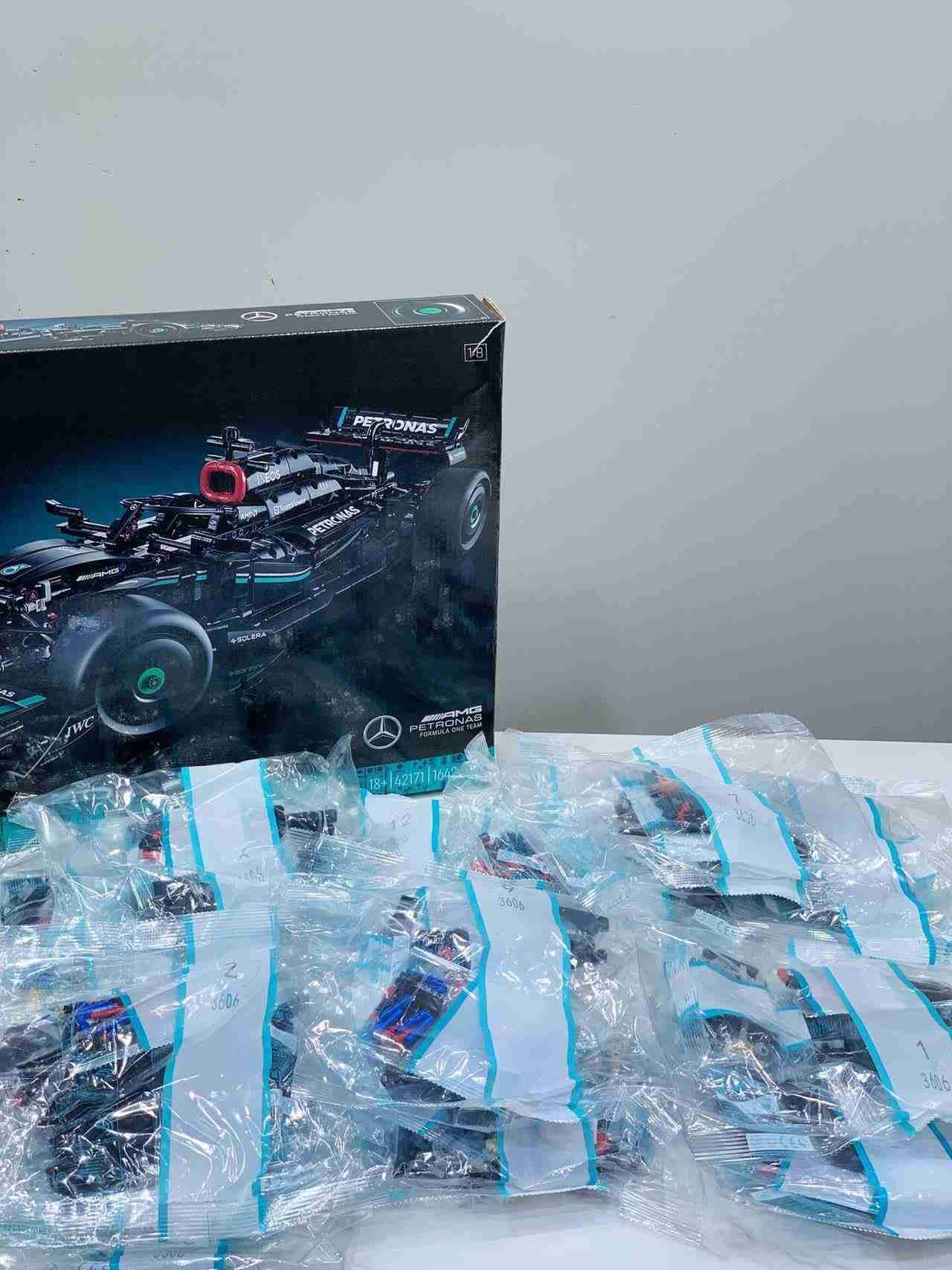 LEGO Technic Mercedes-AMG F1 - miniatura 2