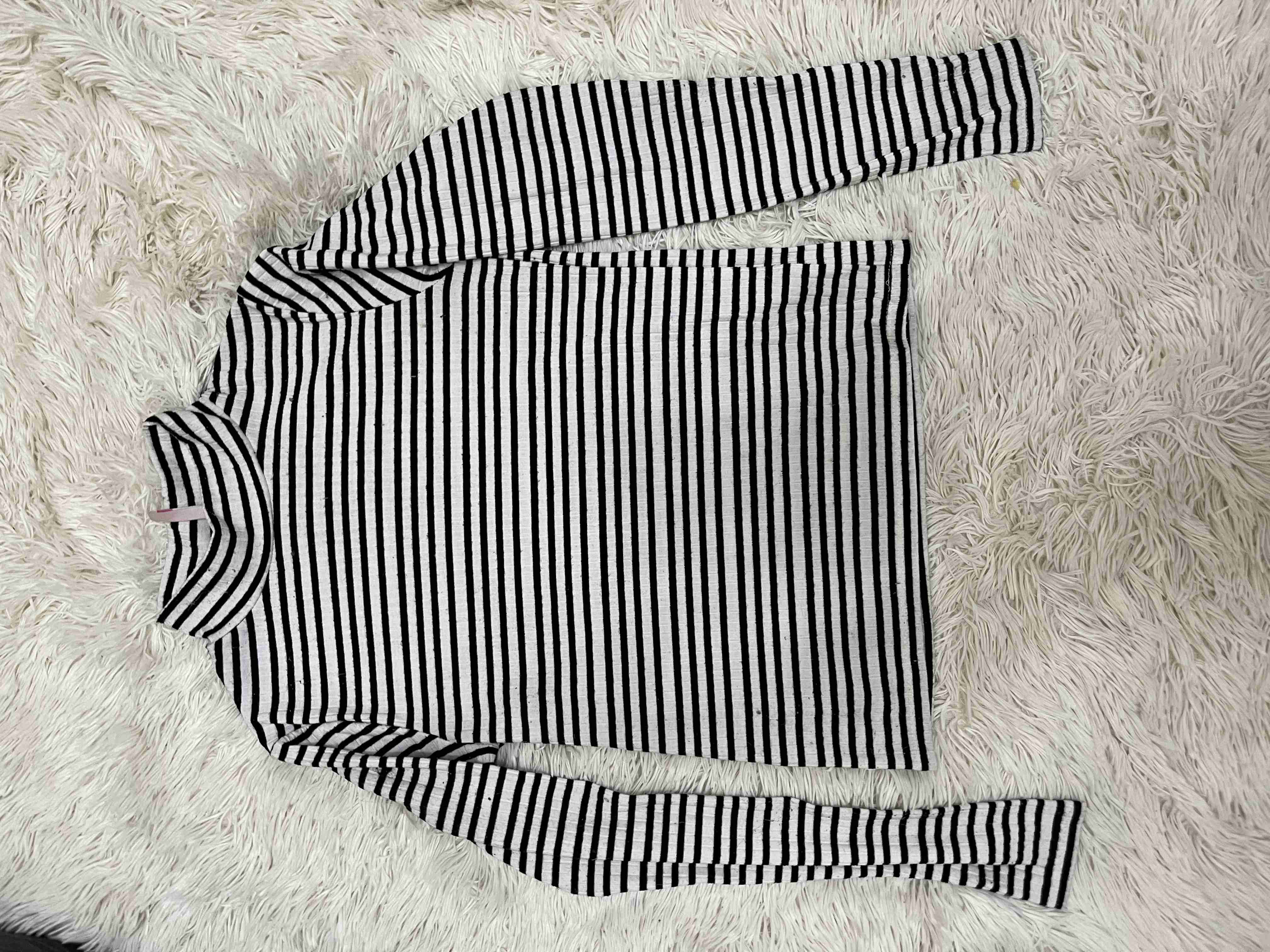 Polera de rayas blanco y negro
